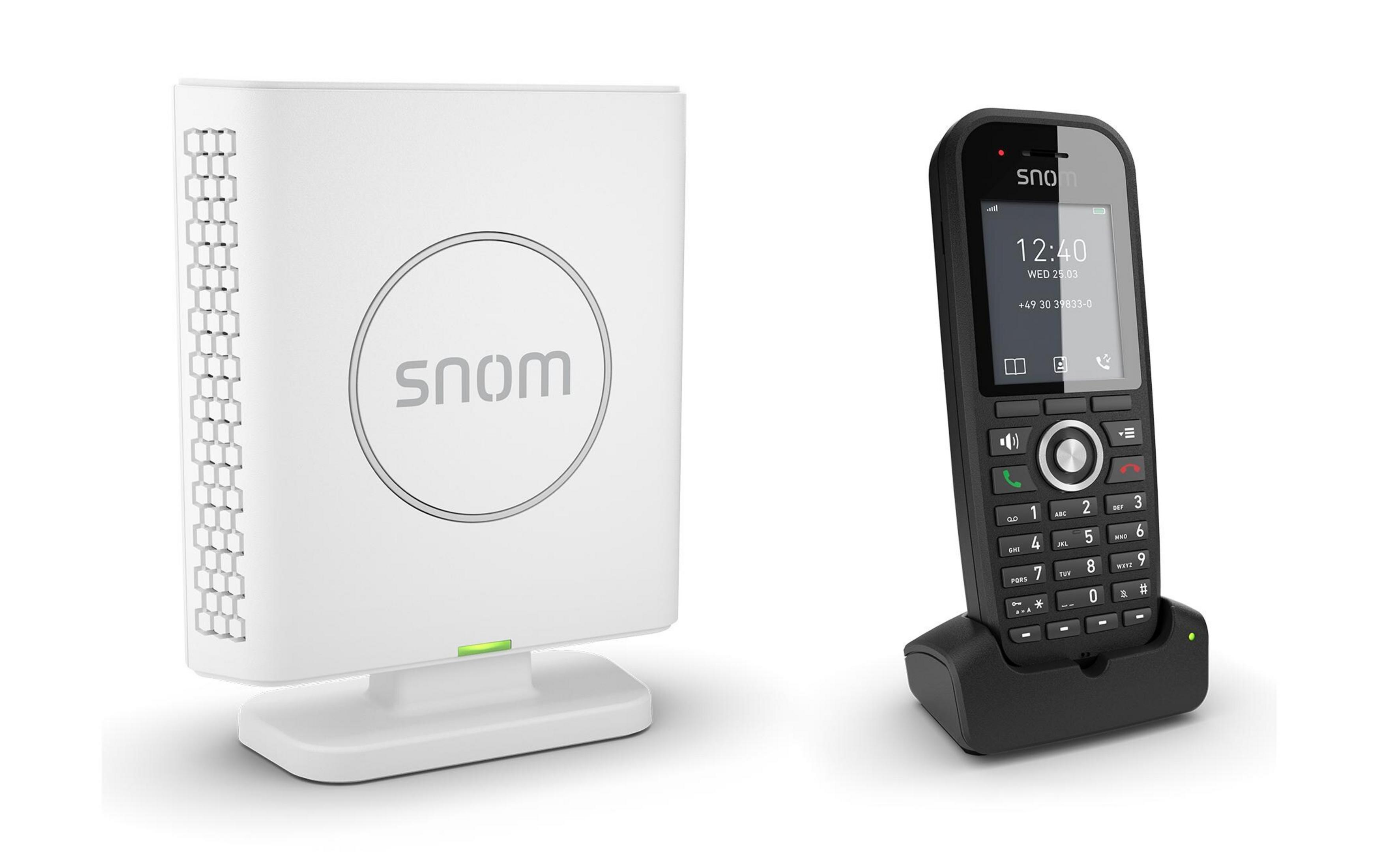 Ein weißes Snom-Telefon und Basisstation nebeneinander auf weißem Hintergrund.