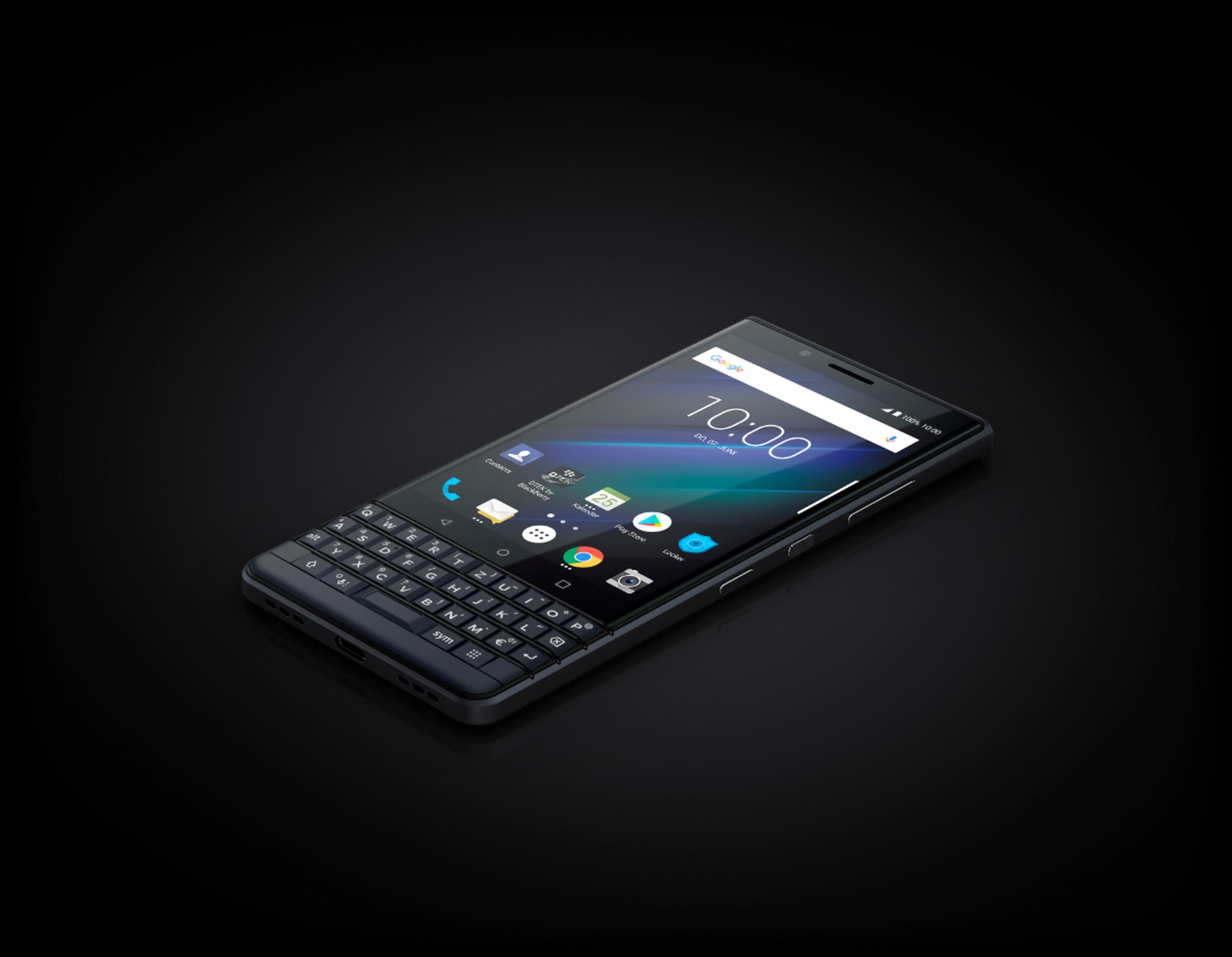 Ein dunkles BlackBerry-Smartphone mit physischer Tastatur und eingeschaltetem Bildschirm.