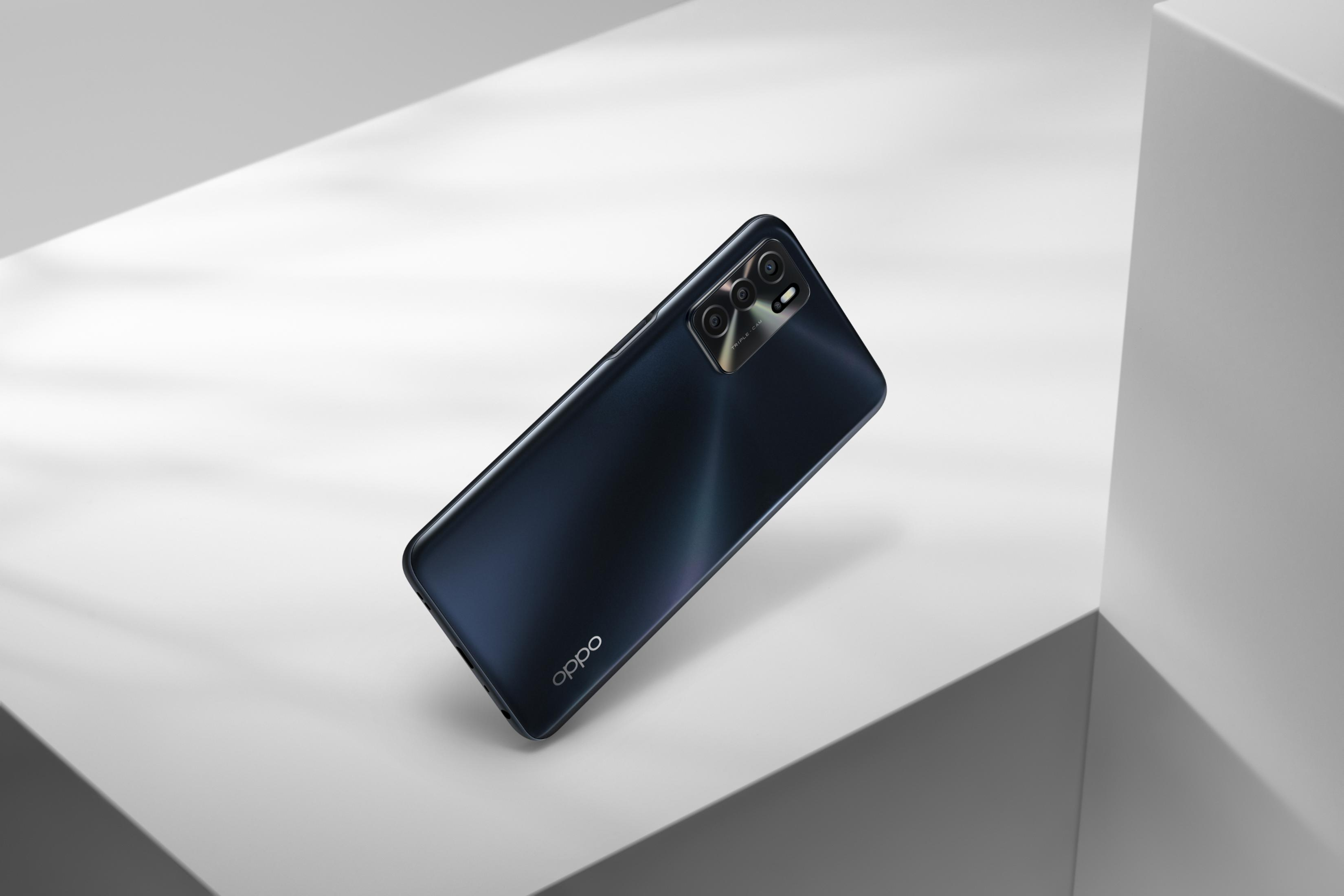 Ciemnoniebieski smartfon z potrójnym aparatem na białej powierzchni.