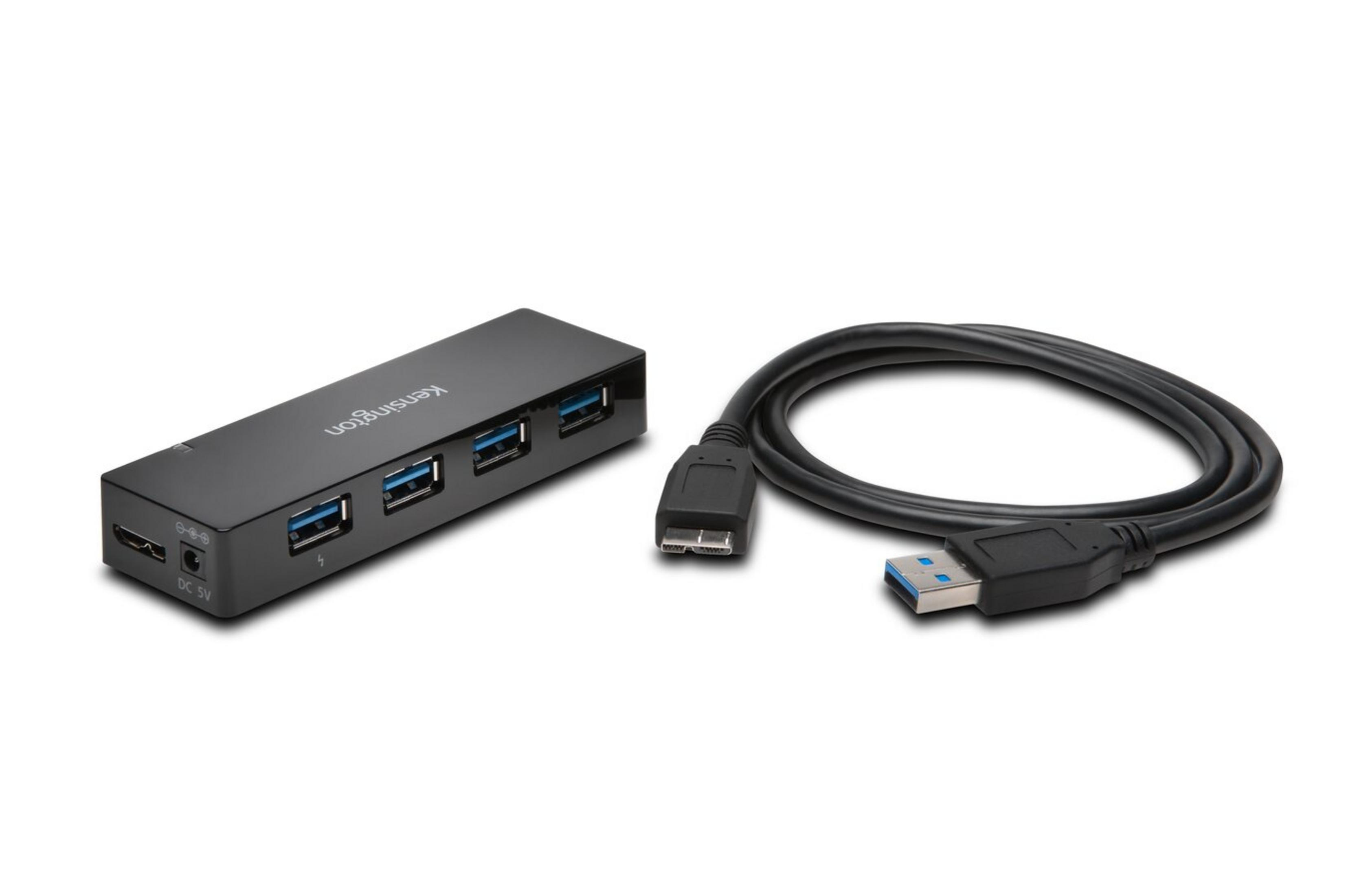 Hub USB nero a 4 porte e un cavo USB su sfondo bianco.