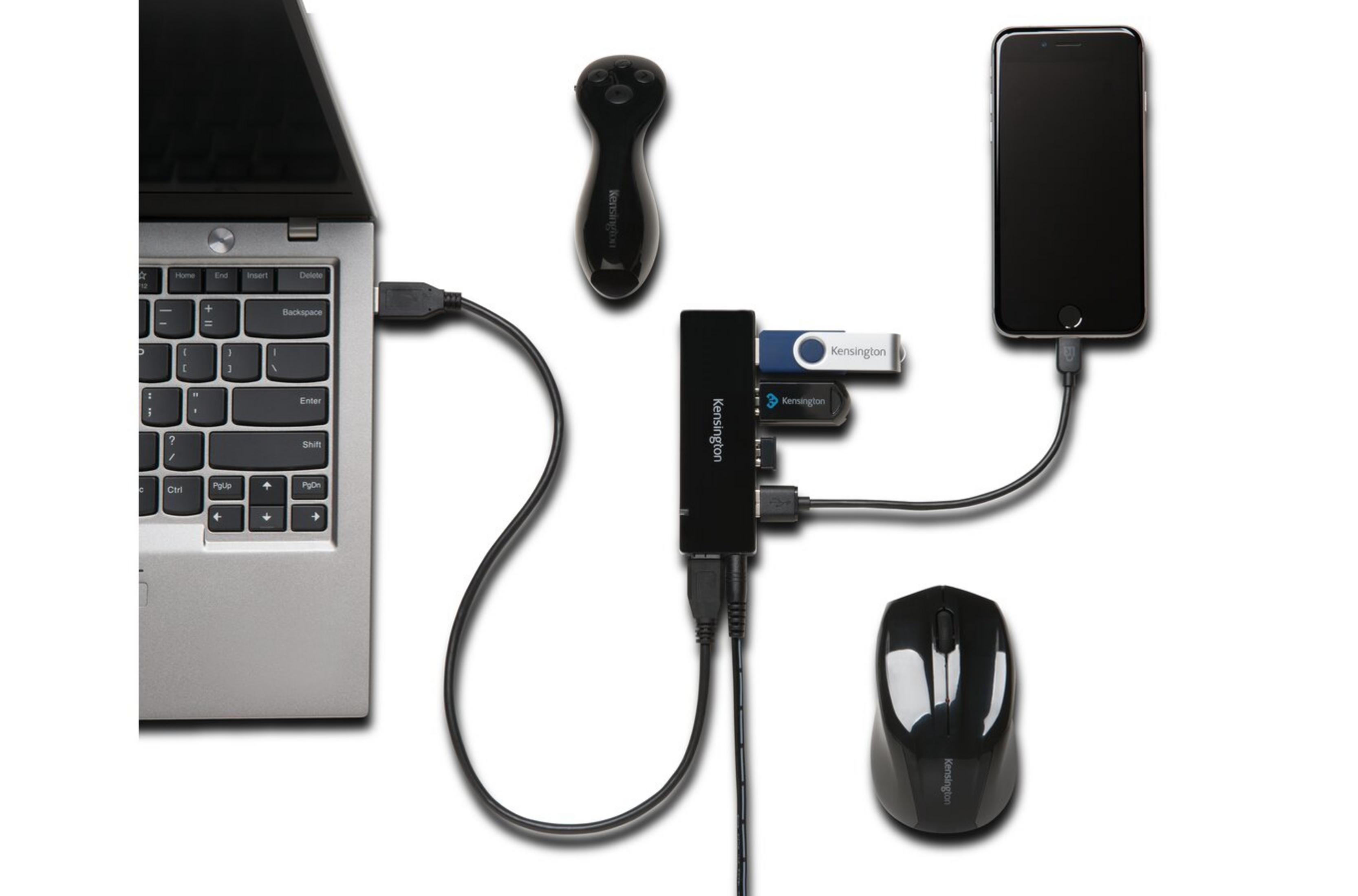 Laptop con hub USB, mouse, telecomando e smartphone.