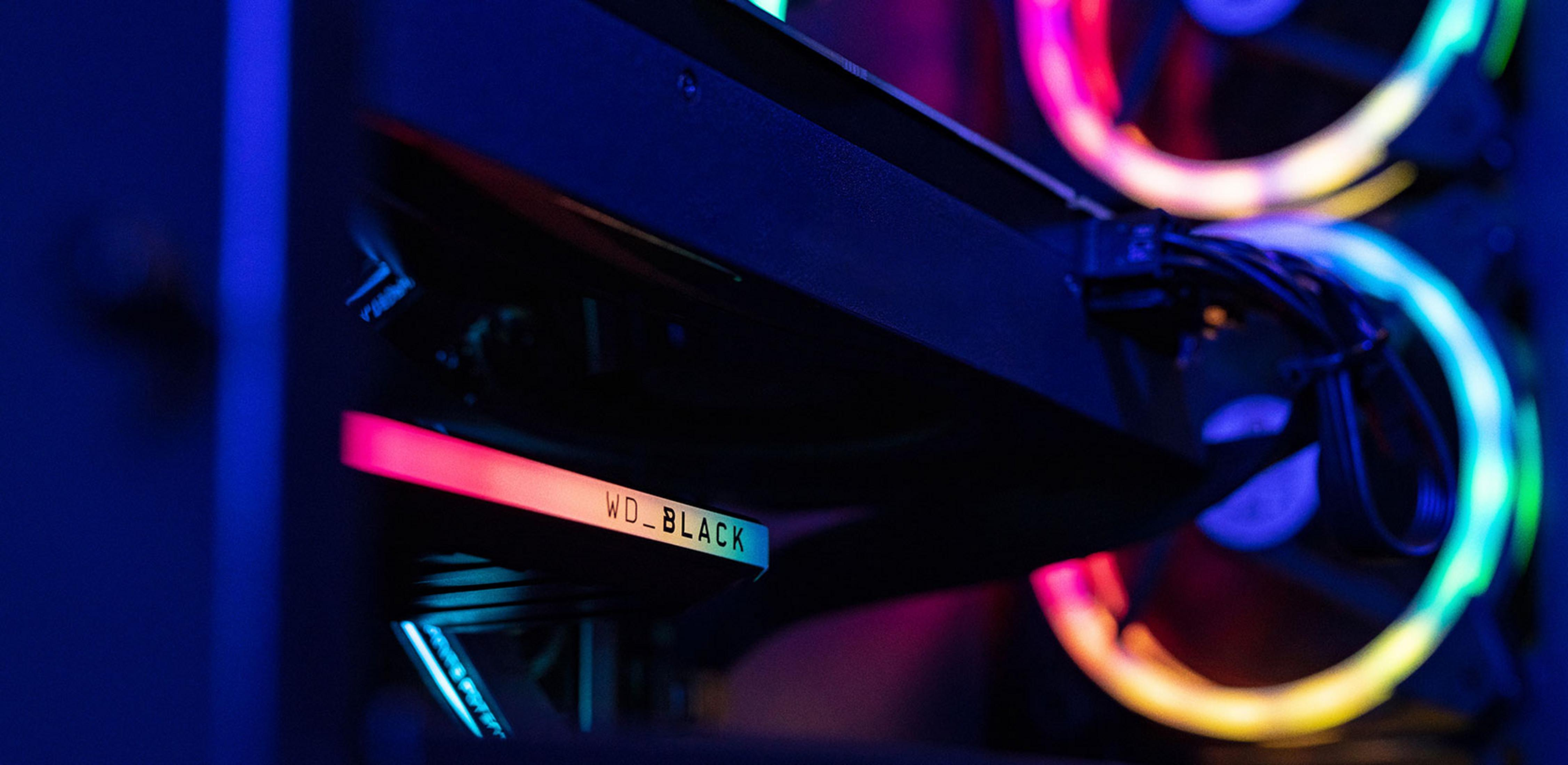 Ein PC-Lüfter mit bunten RGB-Lichtern und dem WD_BLACK-Logo.