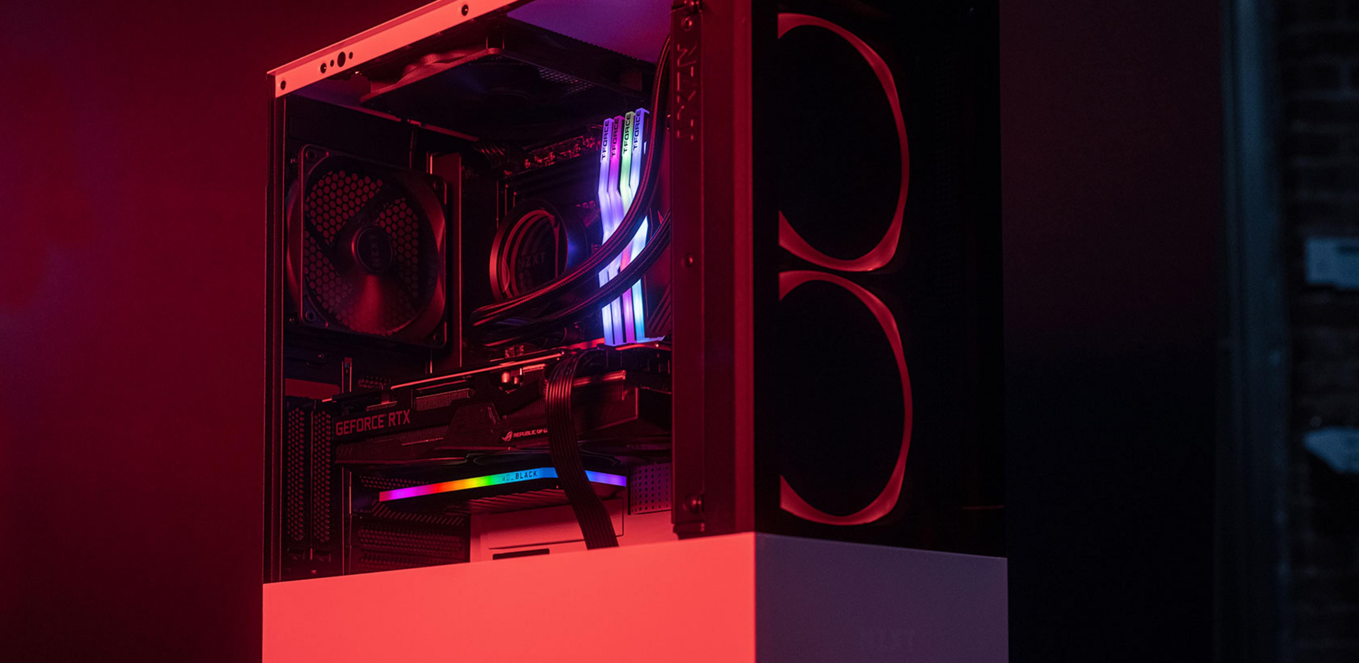 Ein beleuchteter PC-Innenraum mit RGB-RAM und einer Grafikkarte.