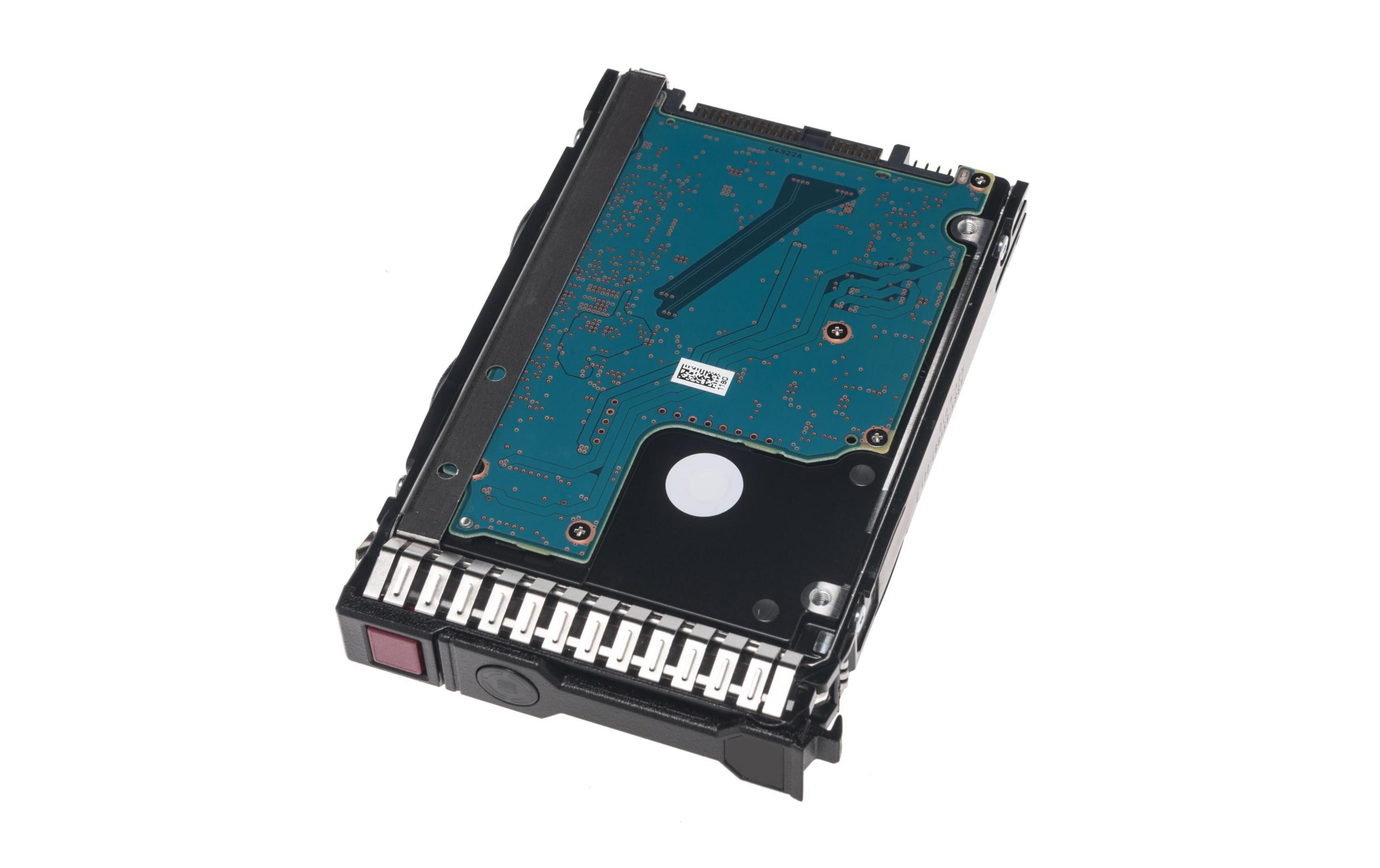 Hard disk con PCB blu e contatti metallici su sfondo bianco.