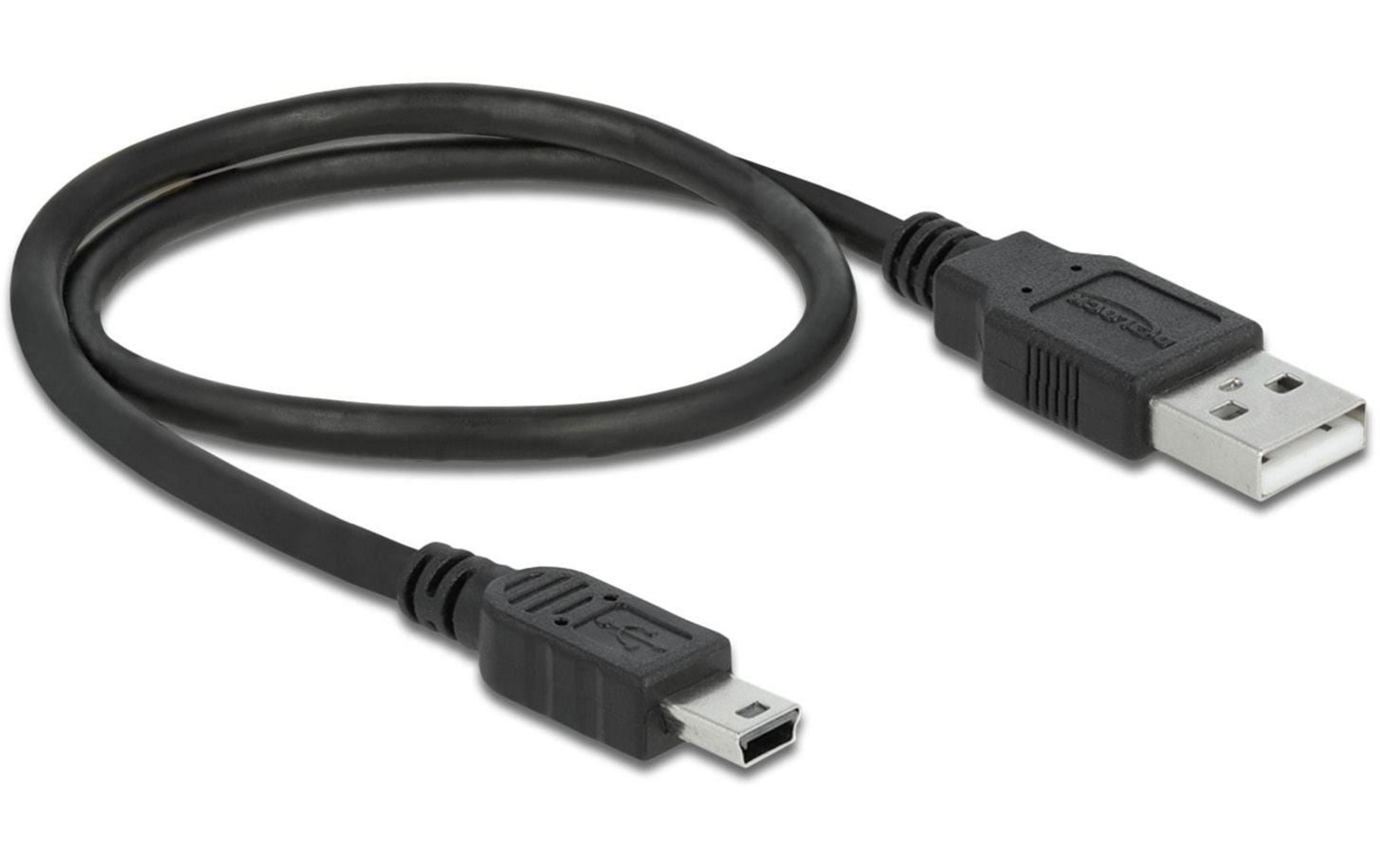 Cavo da USB a Mini USB nero con connettori. Isolato su sfondo bianco.