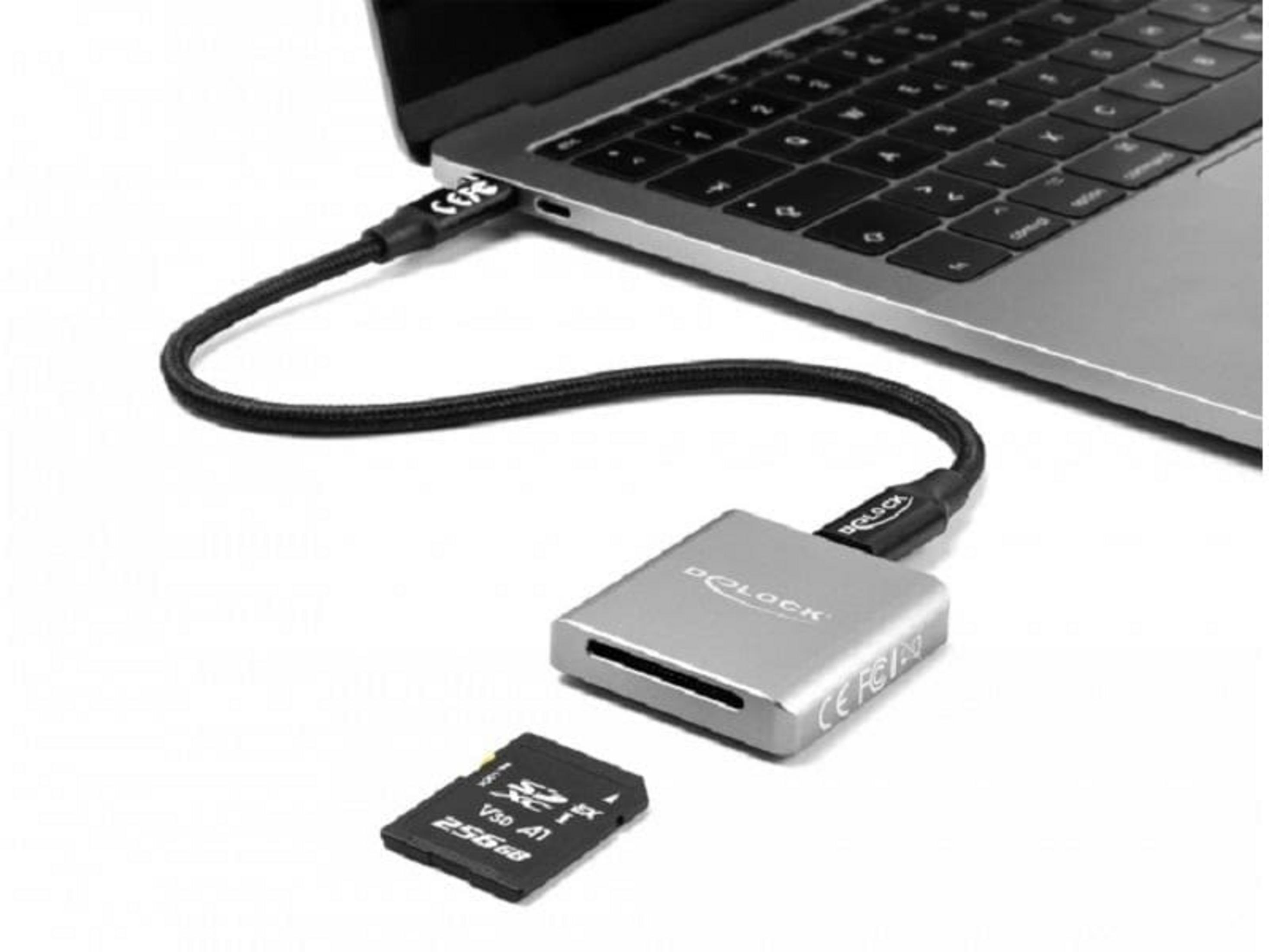 SD-Kartenleser mit Kabel an Laptop angeschlossen, SD-Karte daneben.