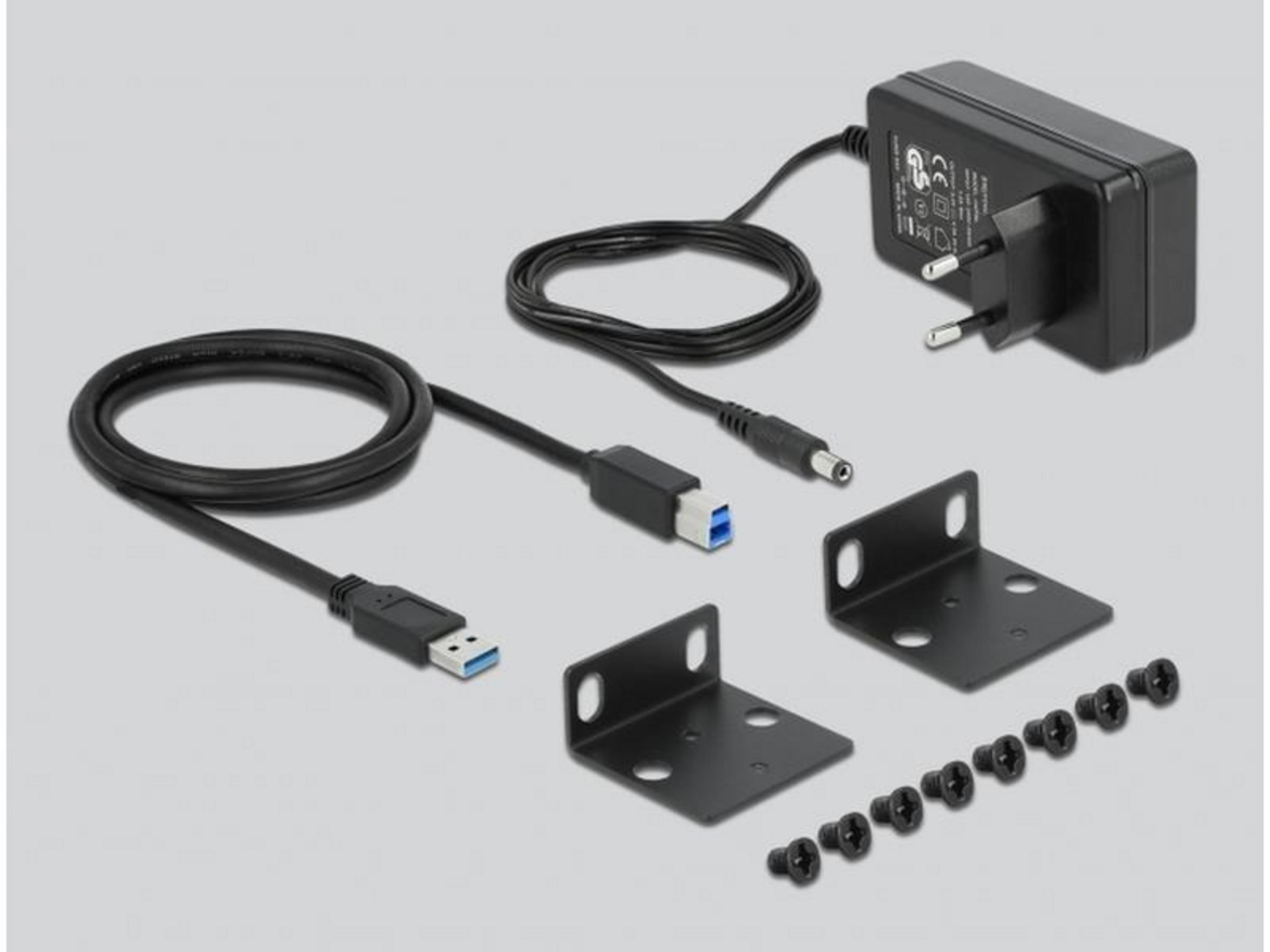 Netzteil, USB-Kabel, Halterungen und Schrauben auf grauem Hintergrund.