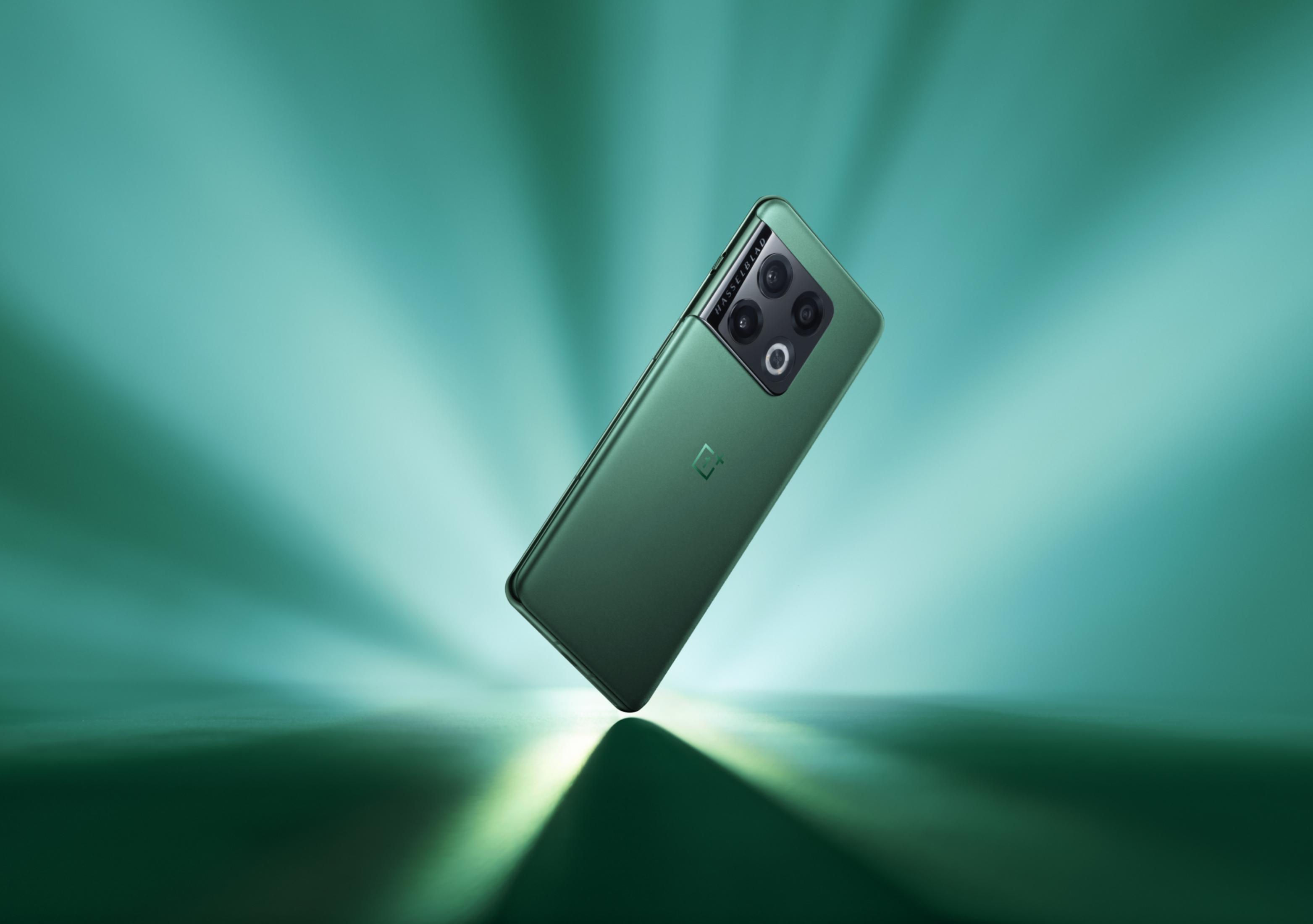Grünes Smartphone mit Hasselblad-Kamera auf aquagrünen Hintergrund.
