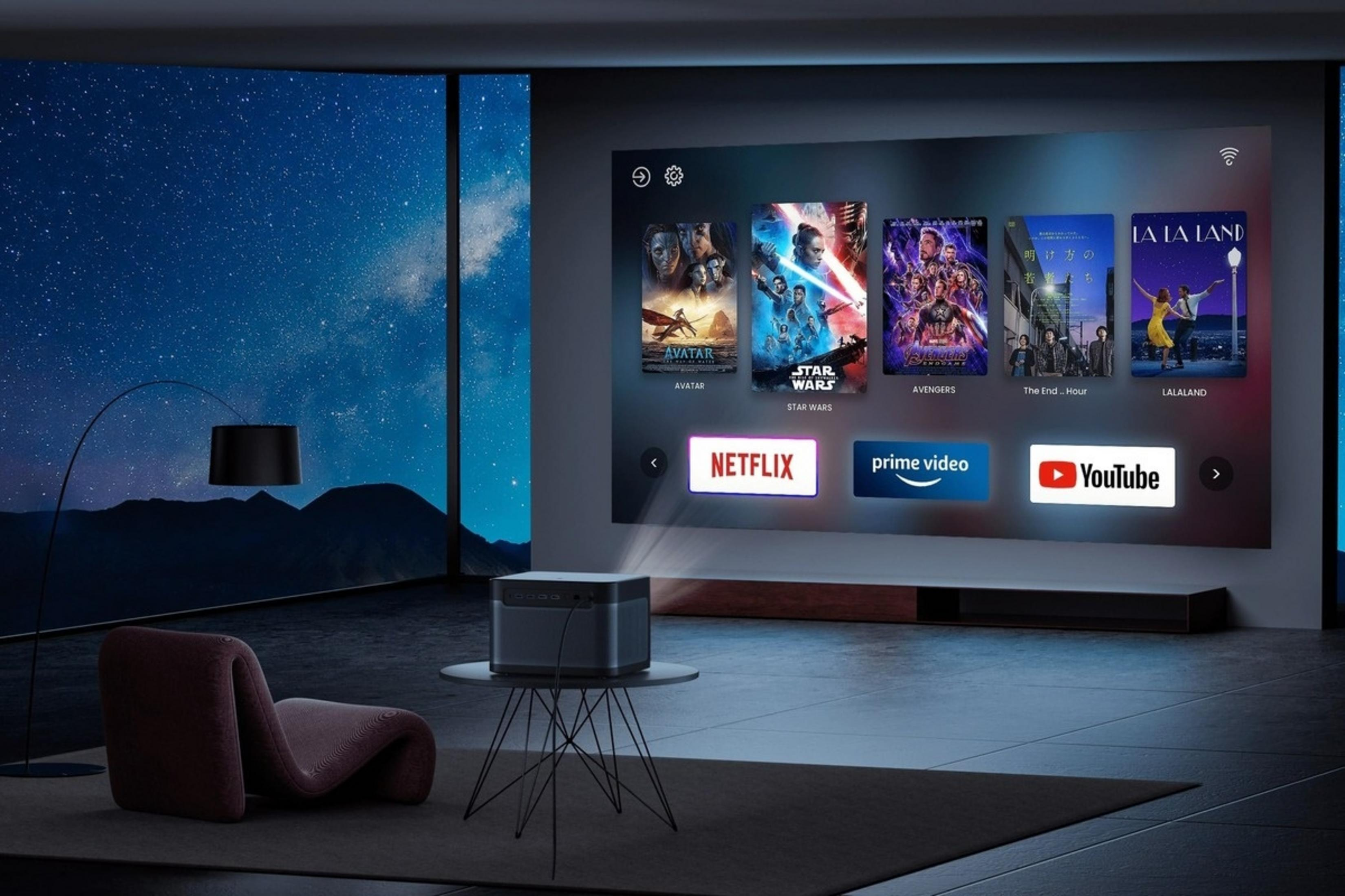 Ein moderner Raum mit einem Projektor, der Filme zeigt. Ein Sessel steht daneben.