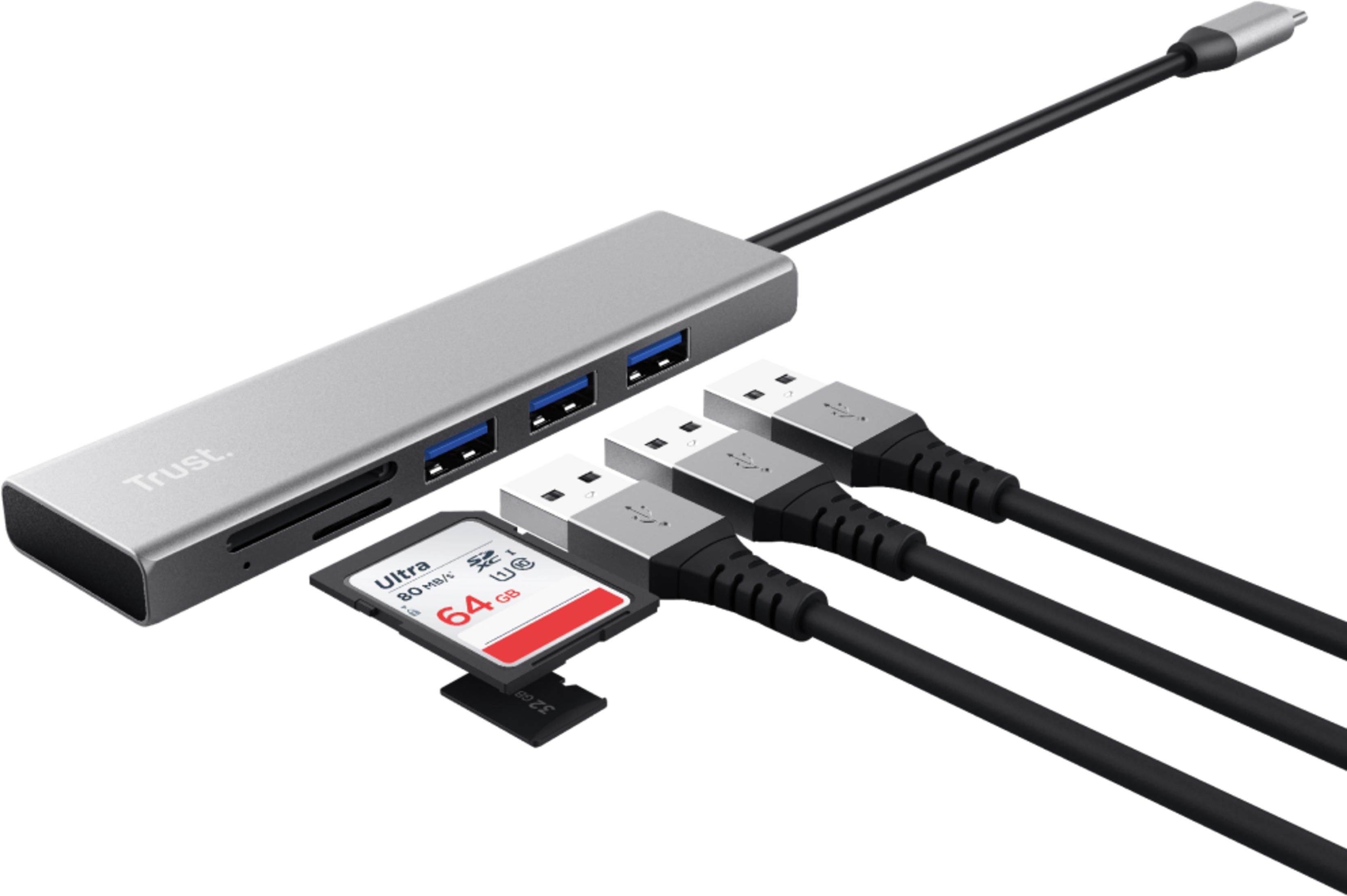 Zilveren USB-C hub met SD-kaart en drie USB-kabels.