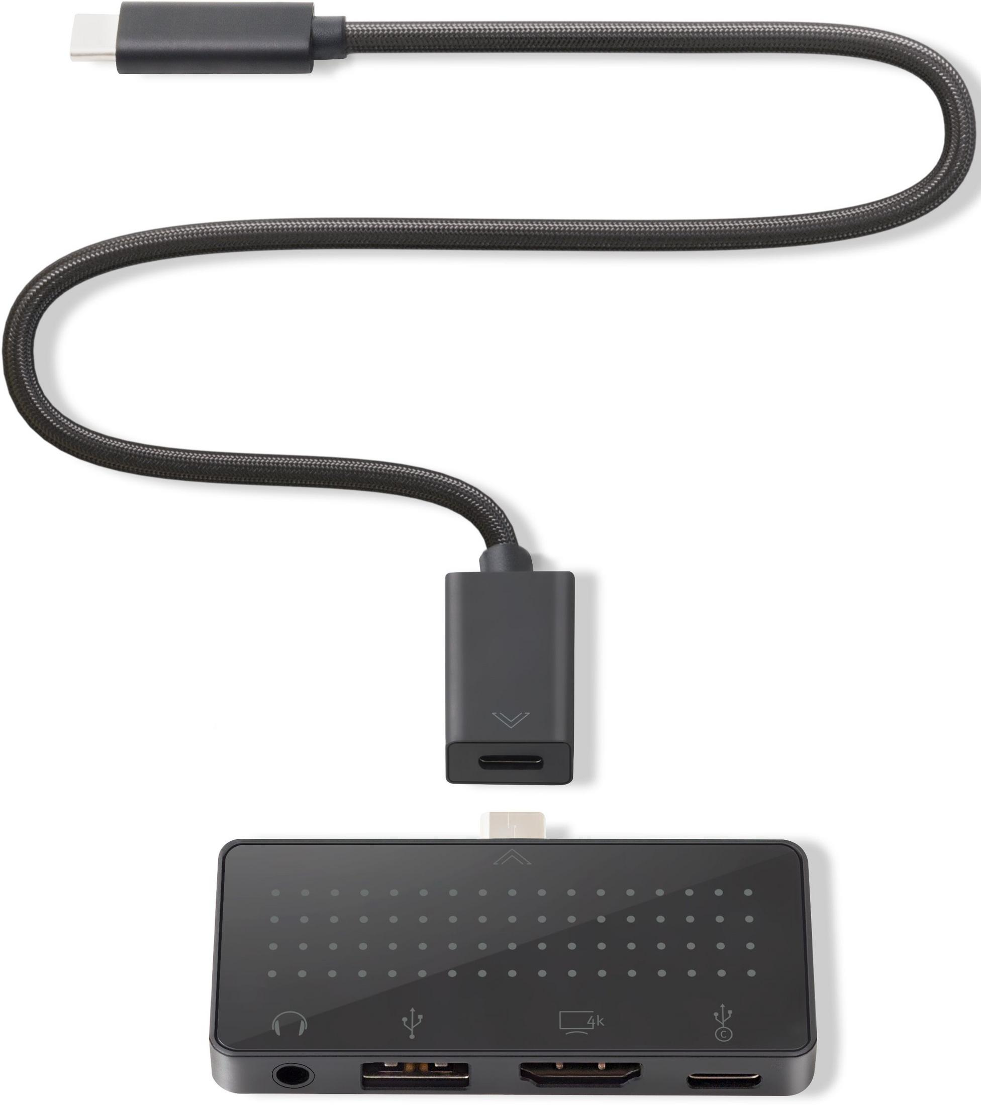 Un cavo USB-C nero con adattatore e una docking station multiport.