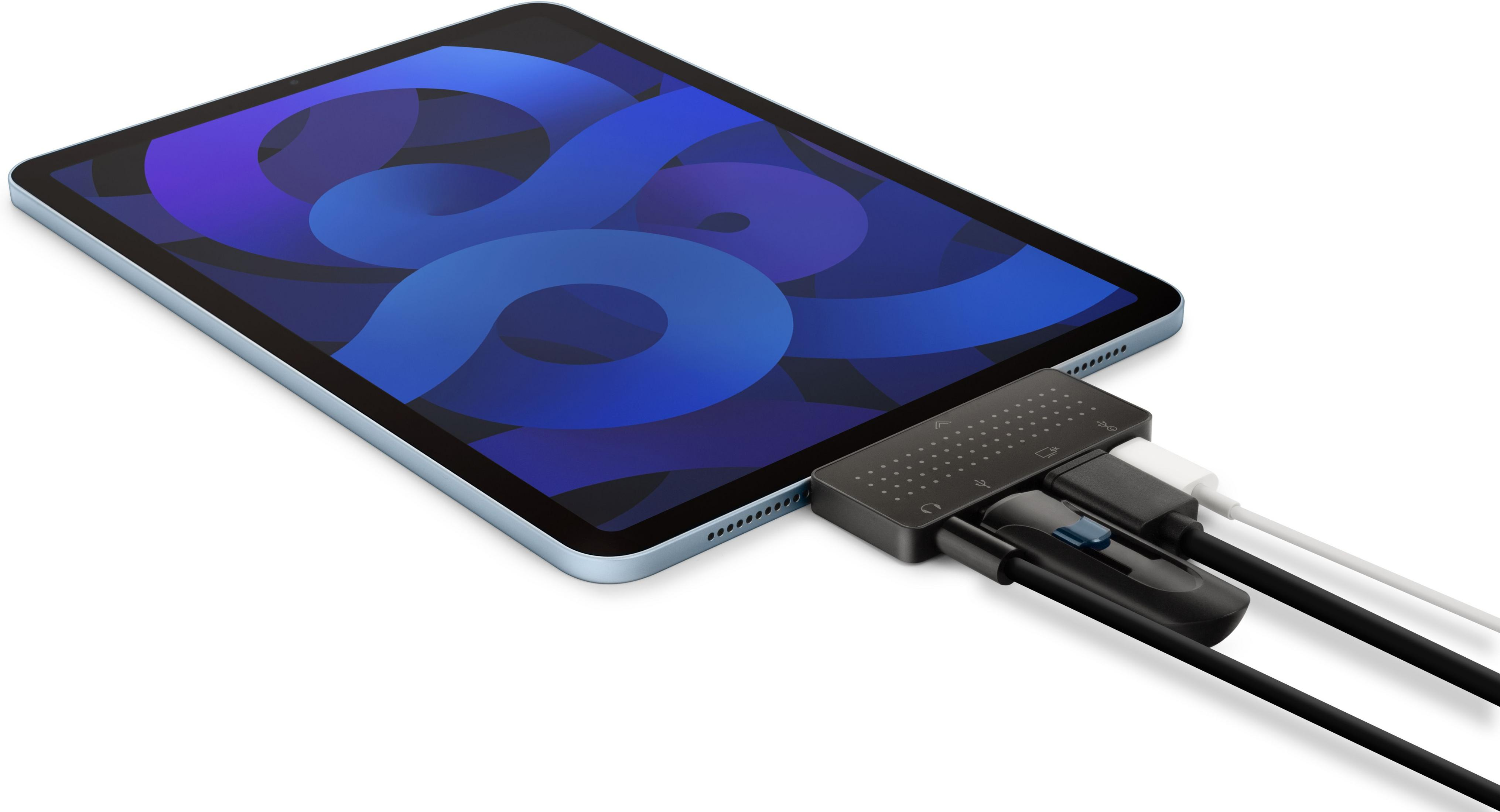 Un tablet con sfondo blu e un hub USB-C nero collegato con cavi.