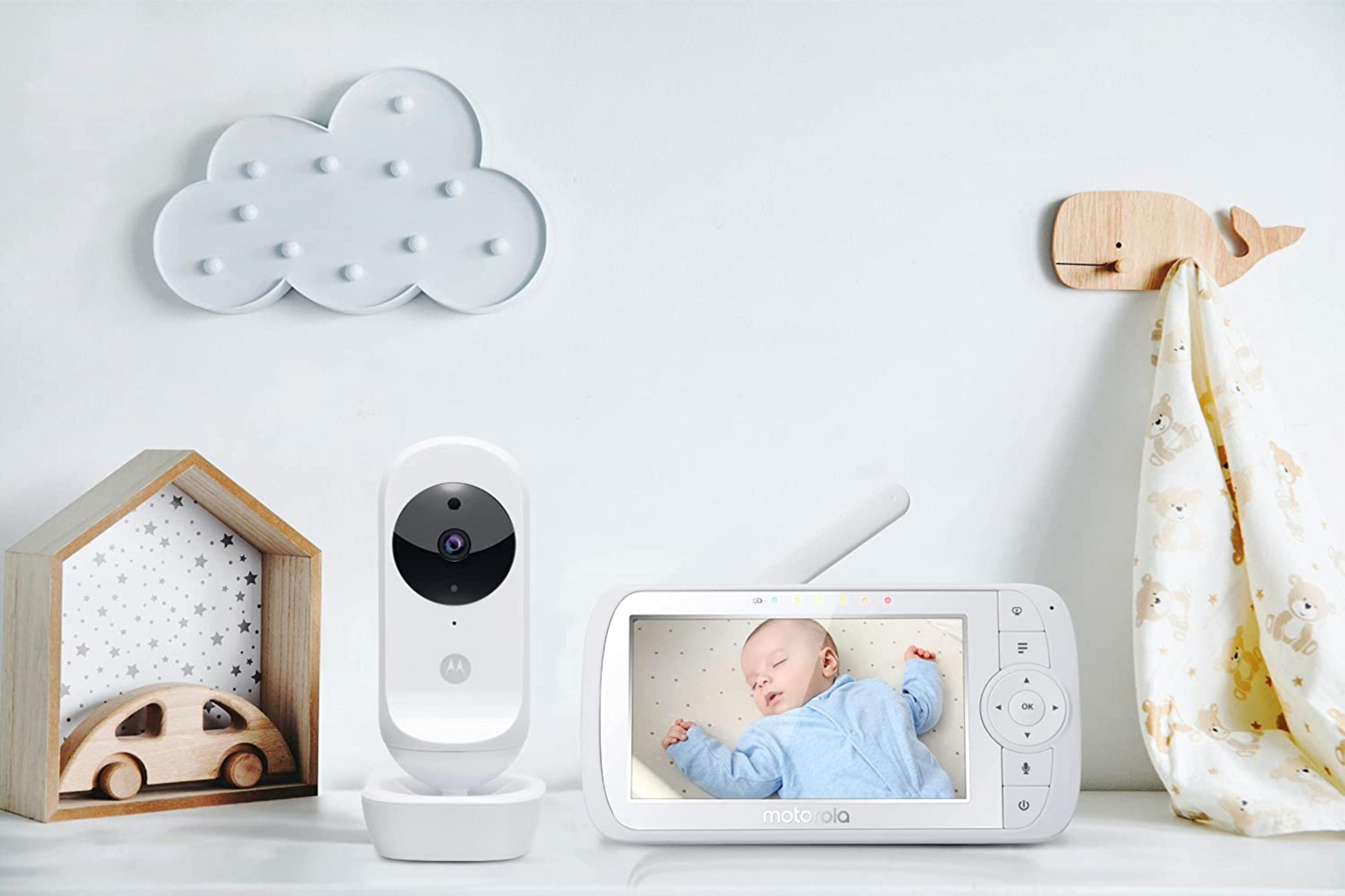 Babyphone-Set mit Kamera und Monitor, auf dem ein schlafendes Baby zu sehen ist.