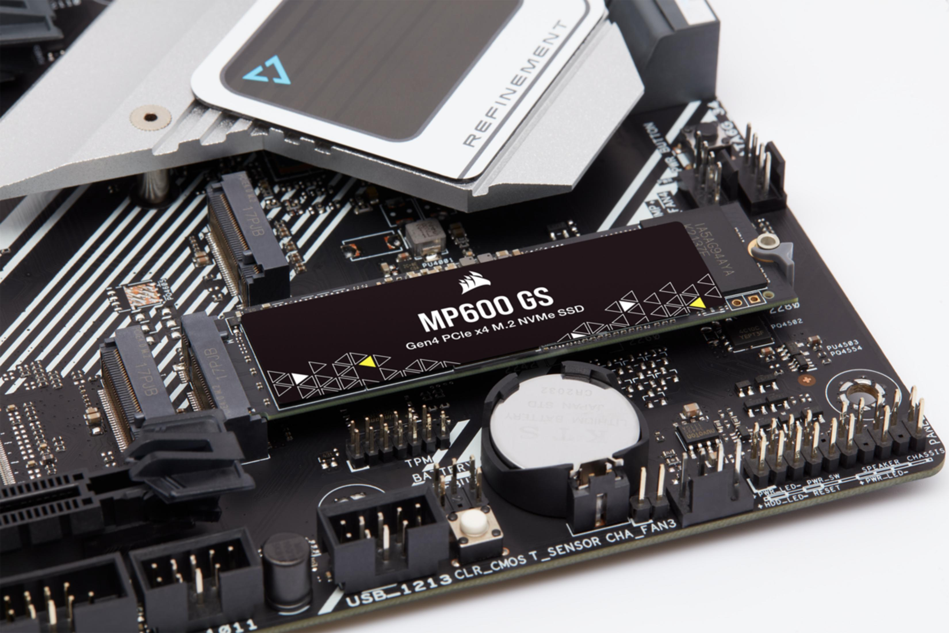 Una SSD M.2 NVMe en una placa base con disipador de CPU y conectores.