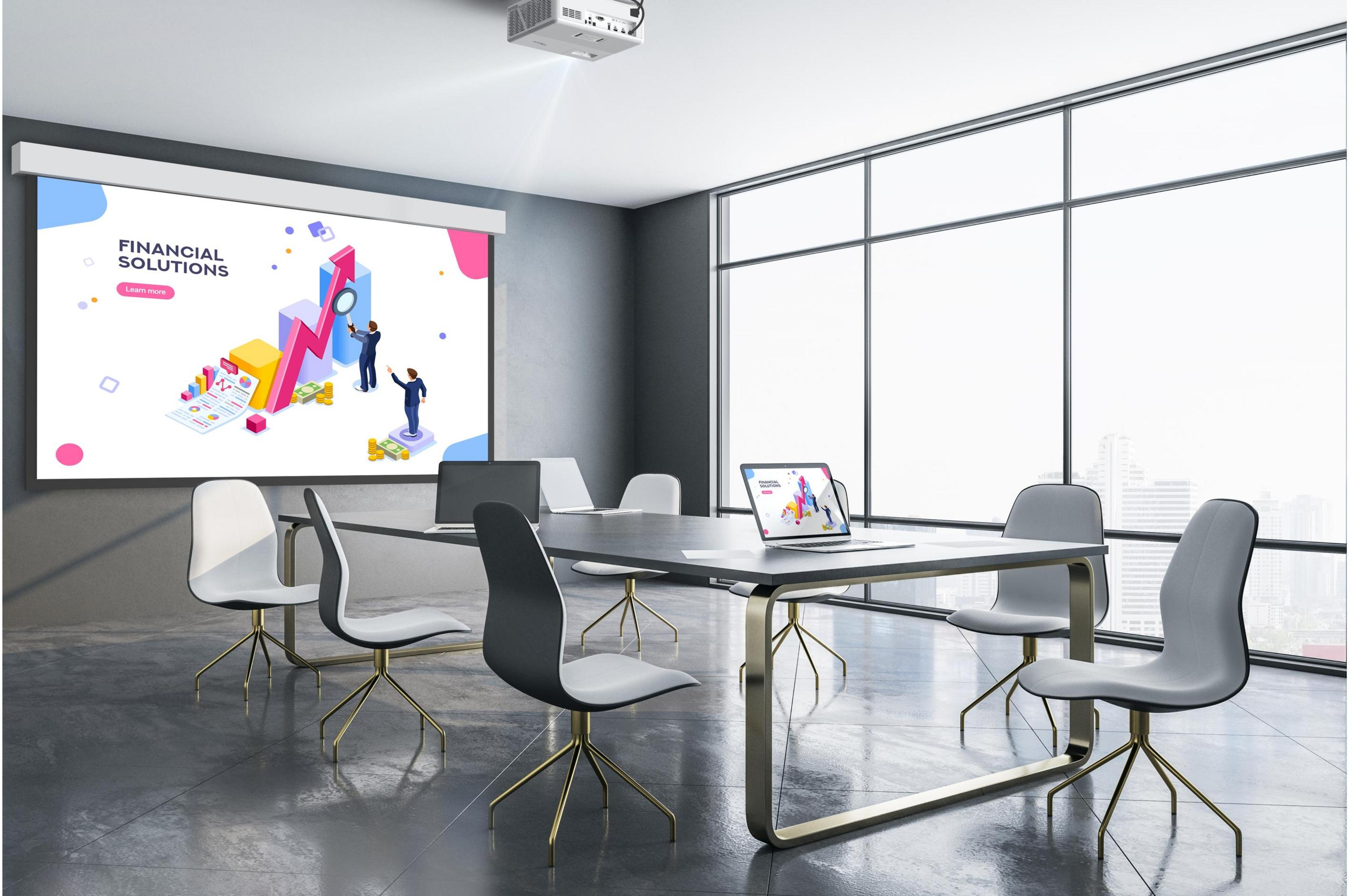 Una sala conferenze con un proiettore che mostra una grafica finanziaria.