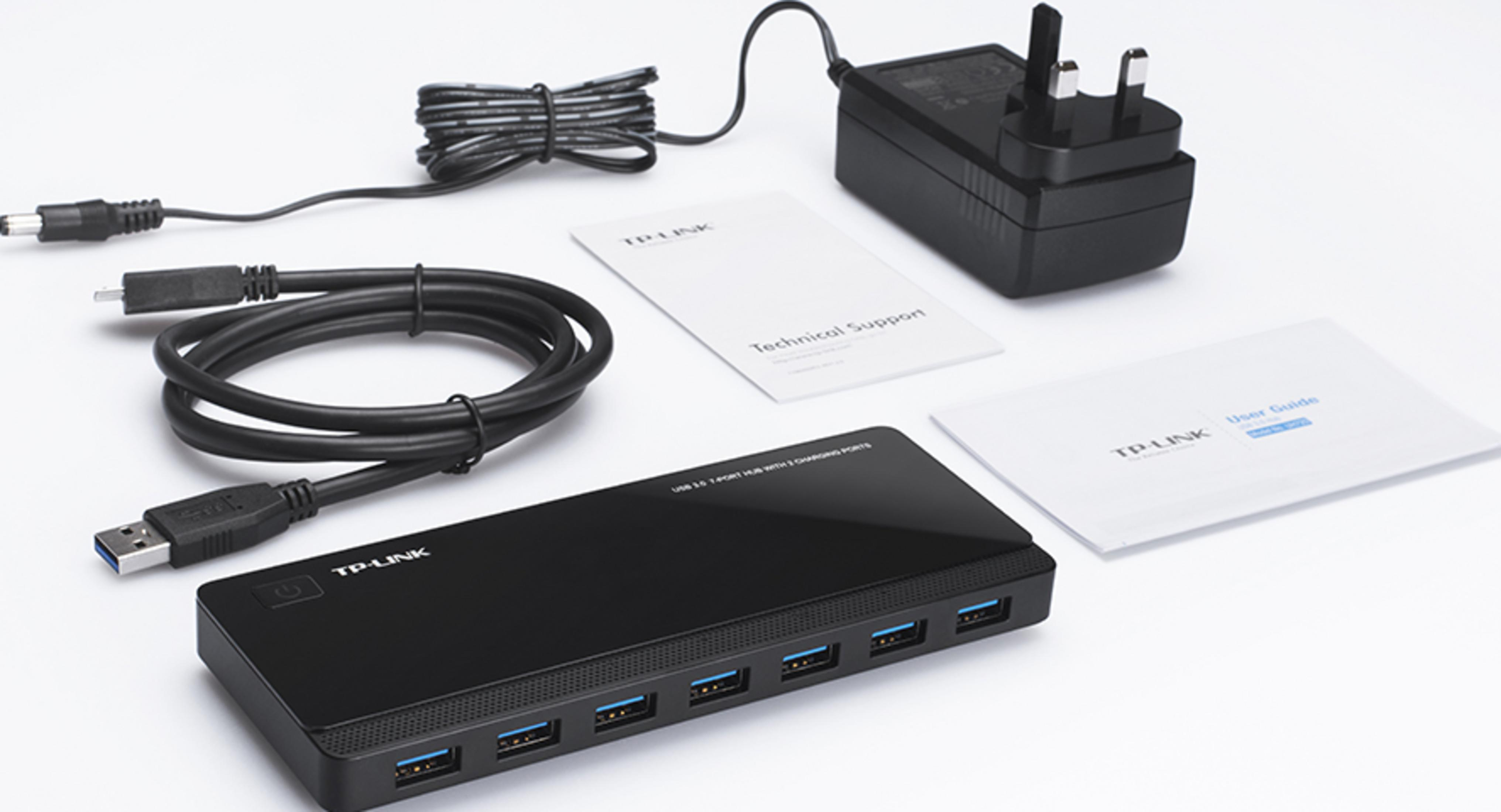 Schwarzer USB-Hub mit 7 Anschlüssen, Netzteil, Kabeln und Anleitungen auf weißem Hintergrund.