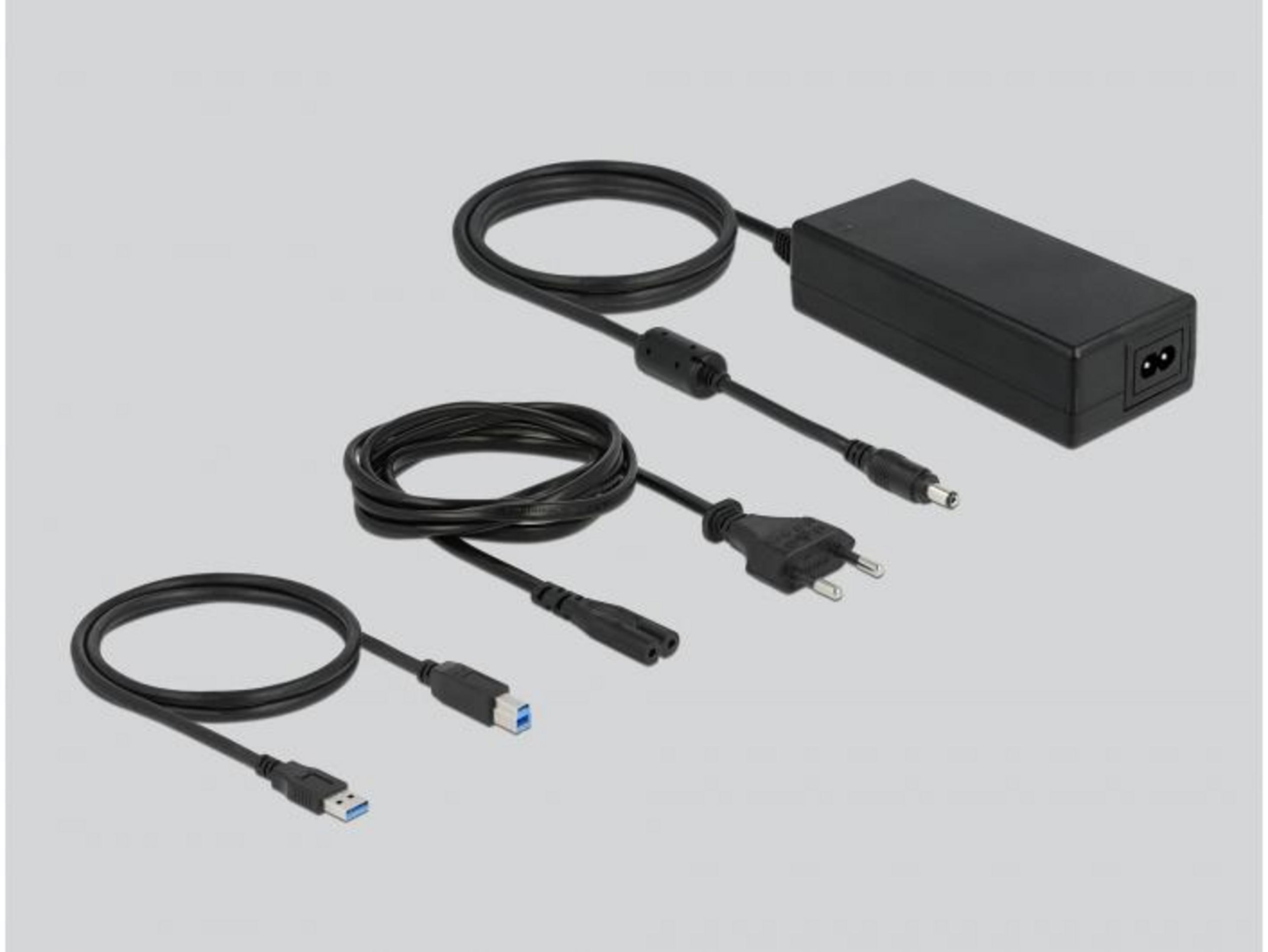Drei schwarze Netzkabel mit verschiedenen Anschlüssen liegen auf grauem Hintergrund.