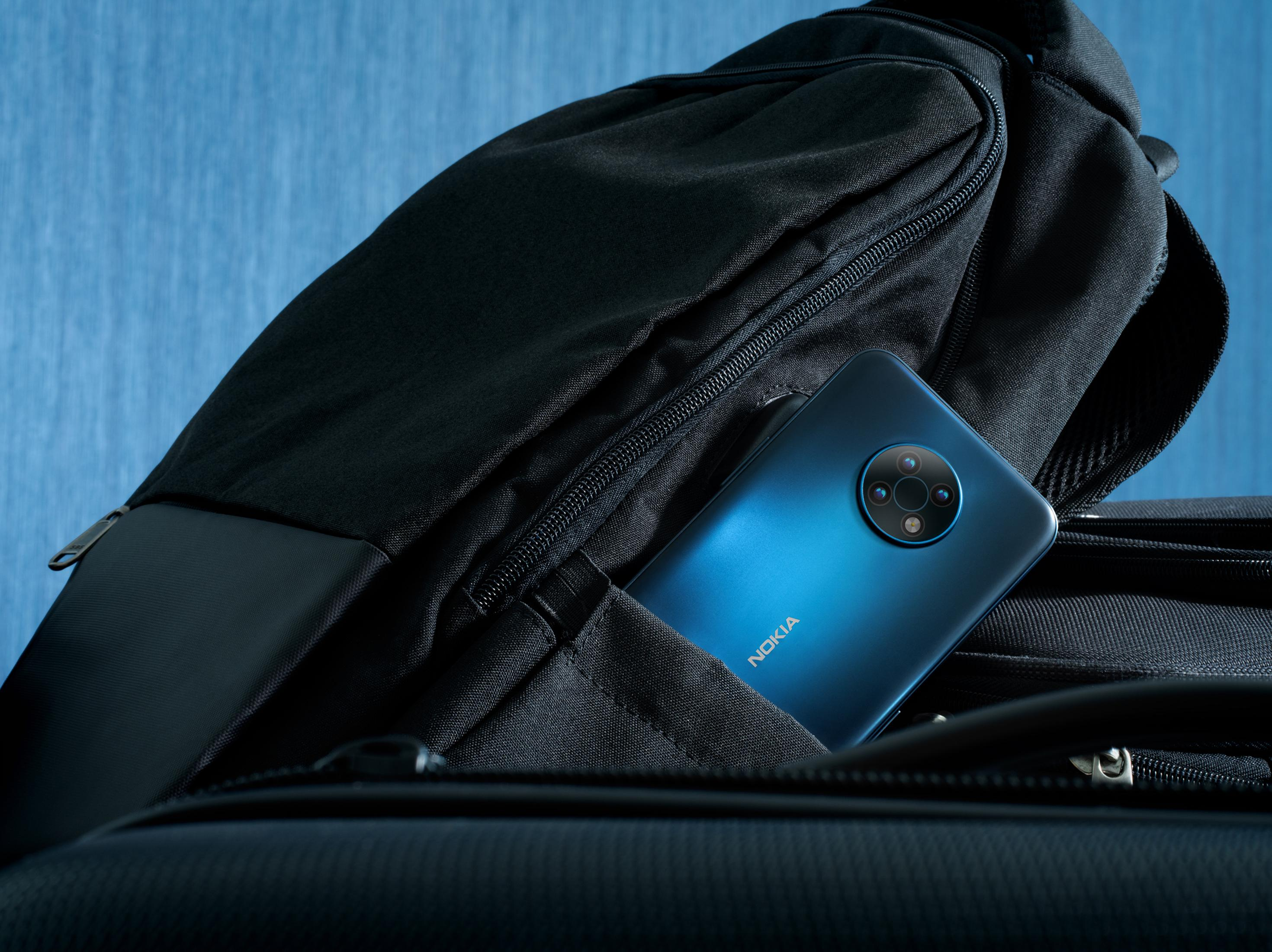Ein blaues Nokia-Smartphone steckt in einer schwarzen Tasche.