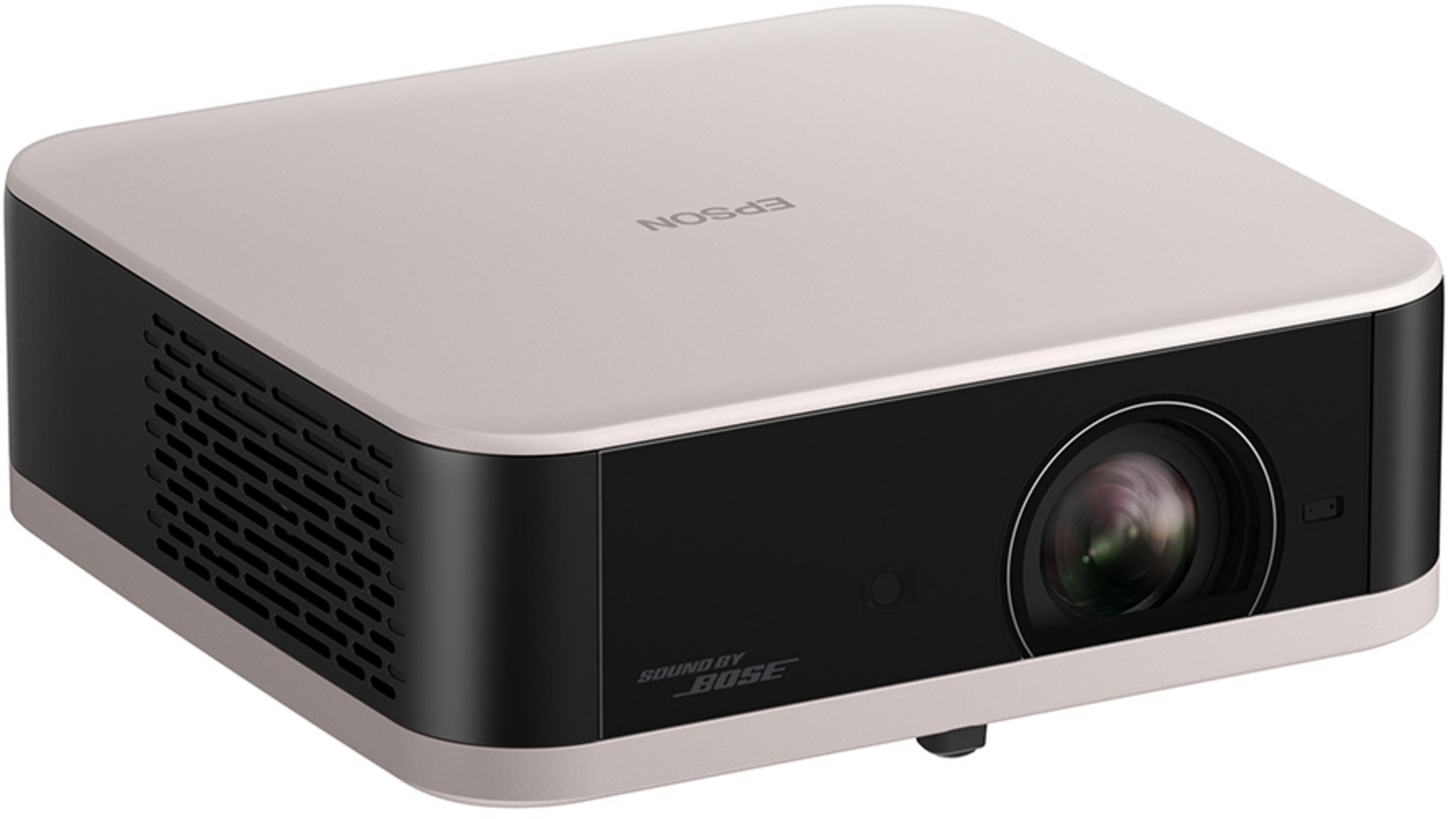 Un projecteur Epson blanc et noir avec objectif et marque Bose.