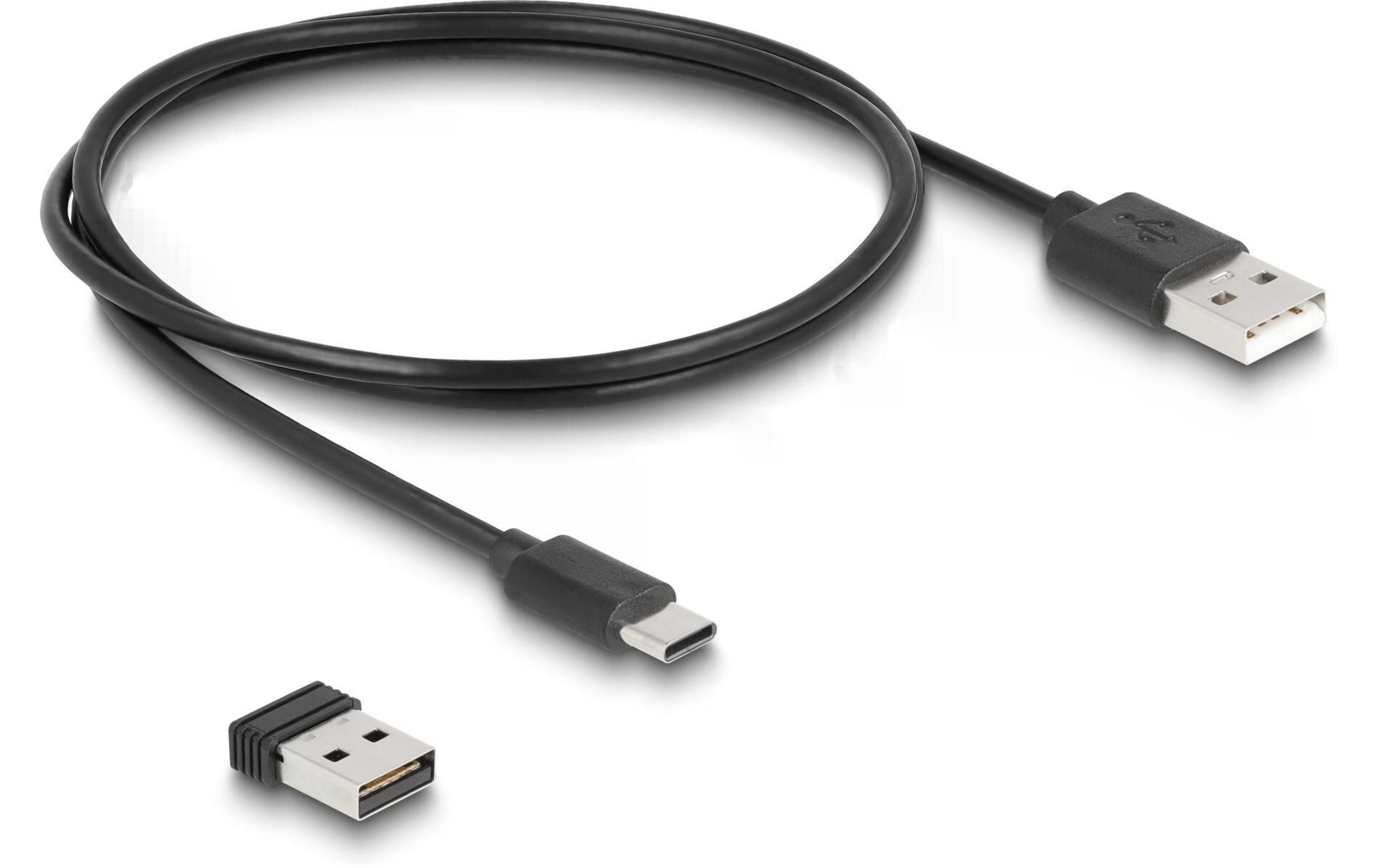 Cavo USB-C a USB-A nero con dongle USB-A su sfondo bianco.