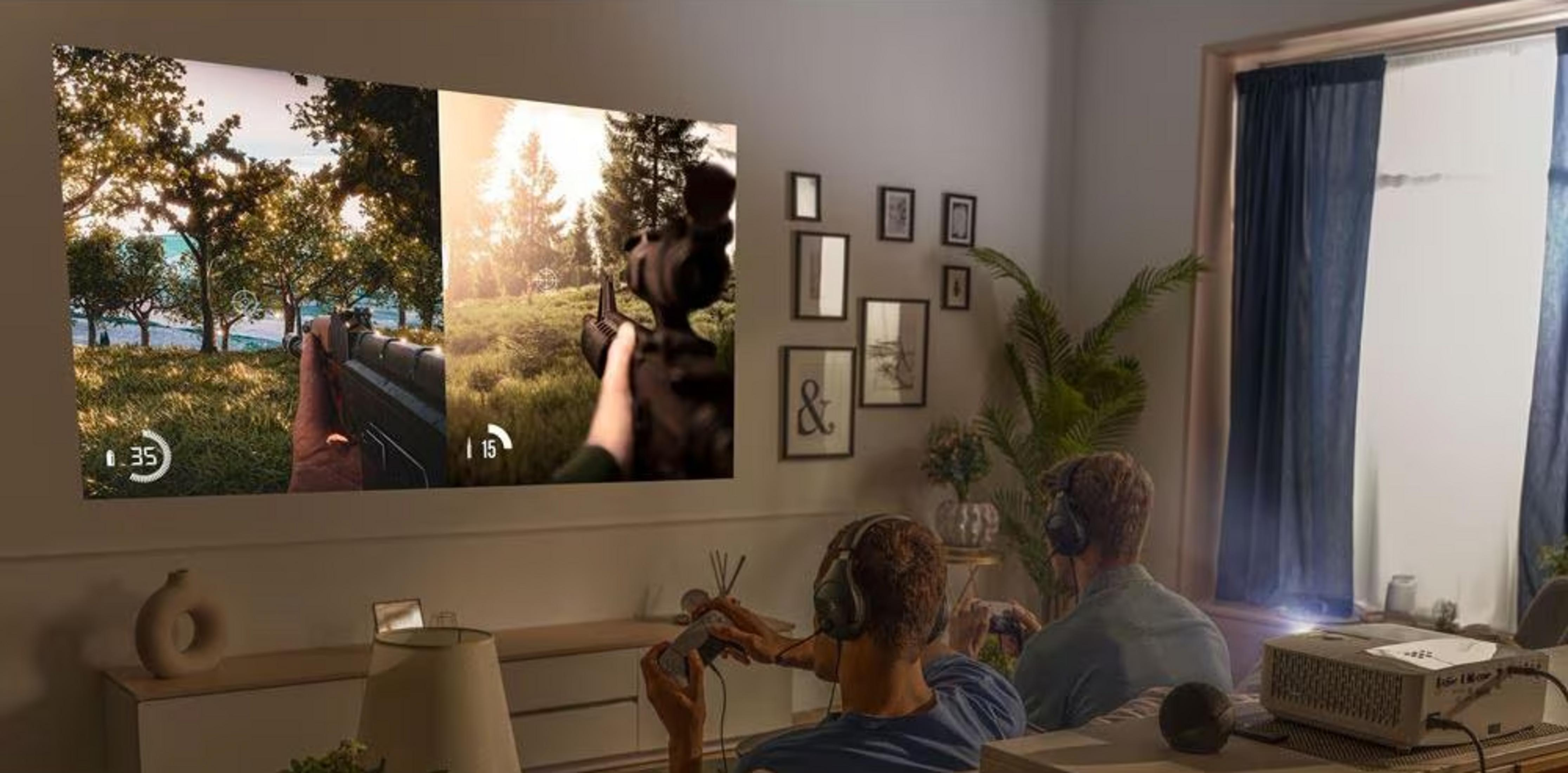 Dos hombres juegan videojuegos en una pantalla iluminada por un proyector.
