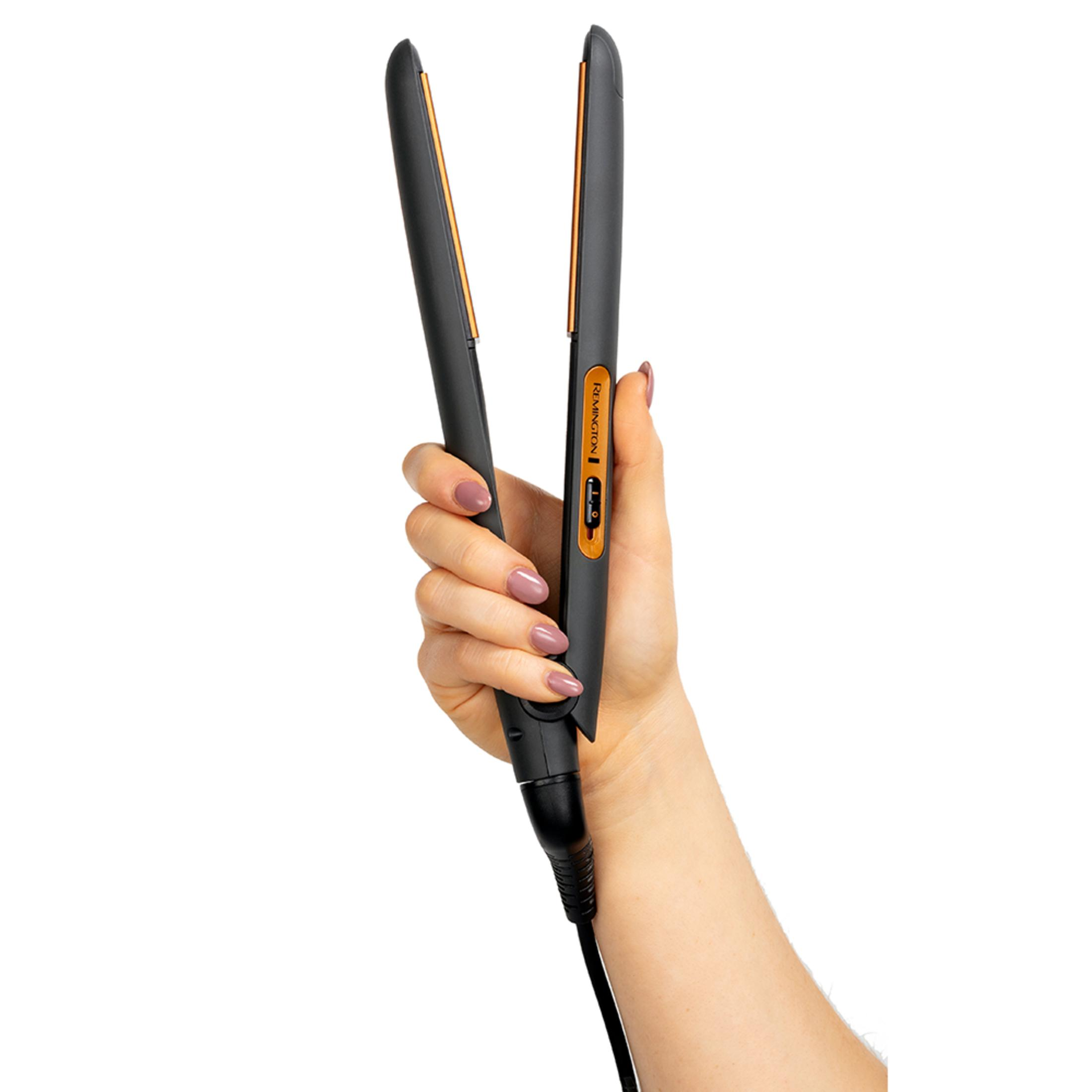 Dłoń trzyma czarną prostownicę ze złotymi akcentami i cyfrowym wyświetlaczem.