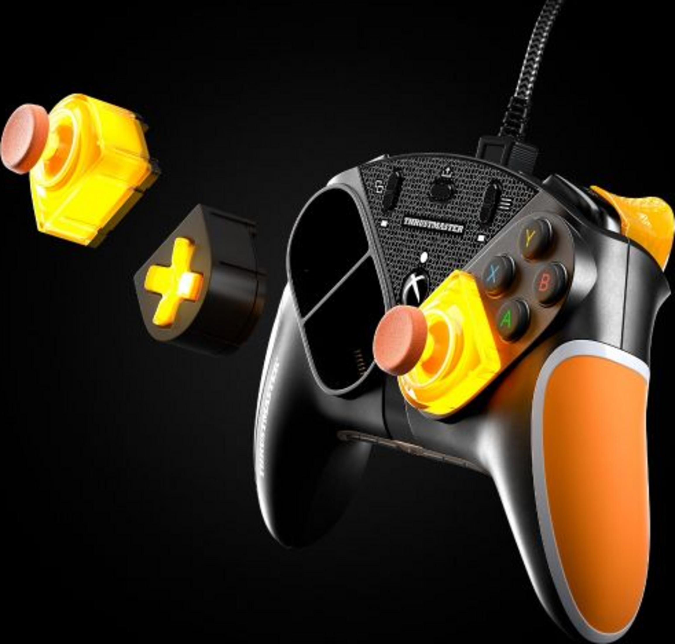 Un controller nero con impugnature arancioni e accenti gialli.