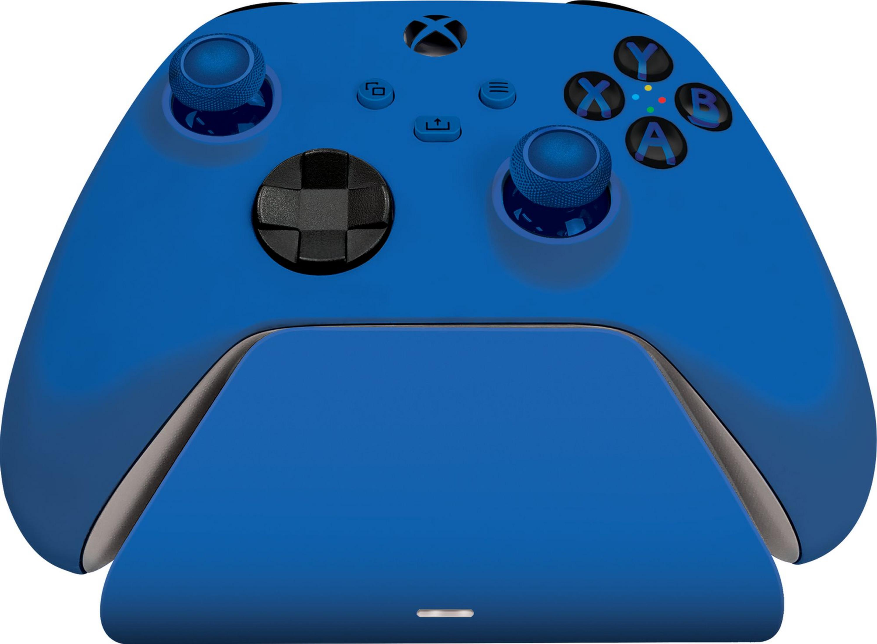 Un controller Xbox blu con base di ricarica, su sfondo bianco.