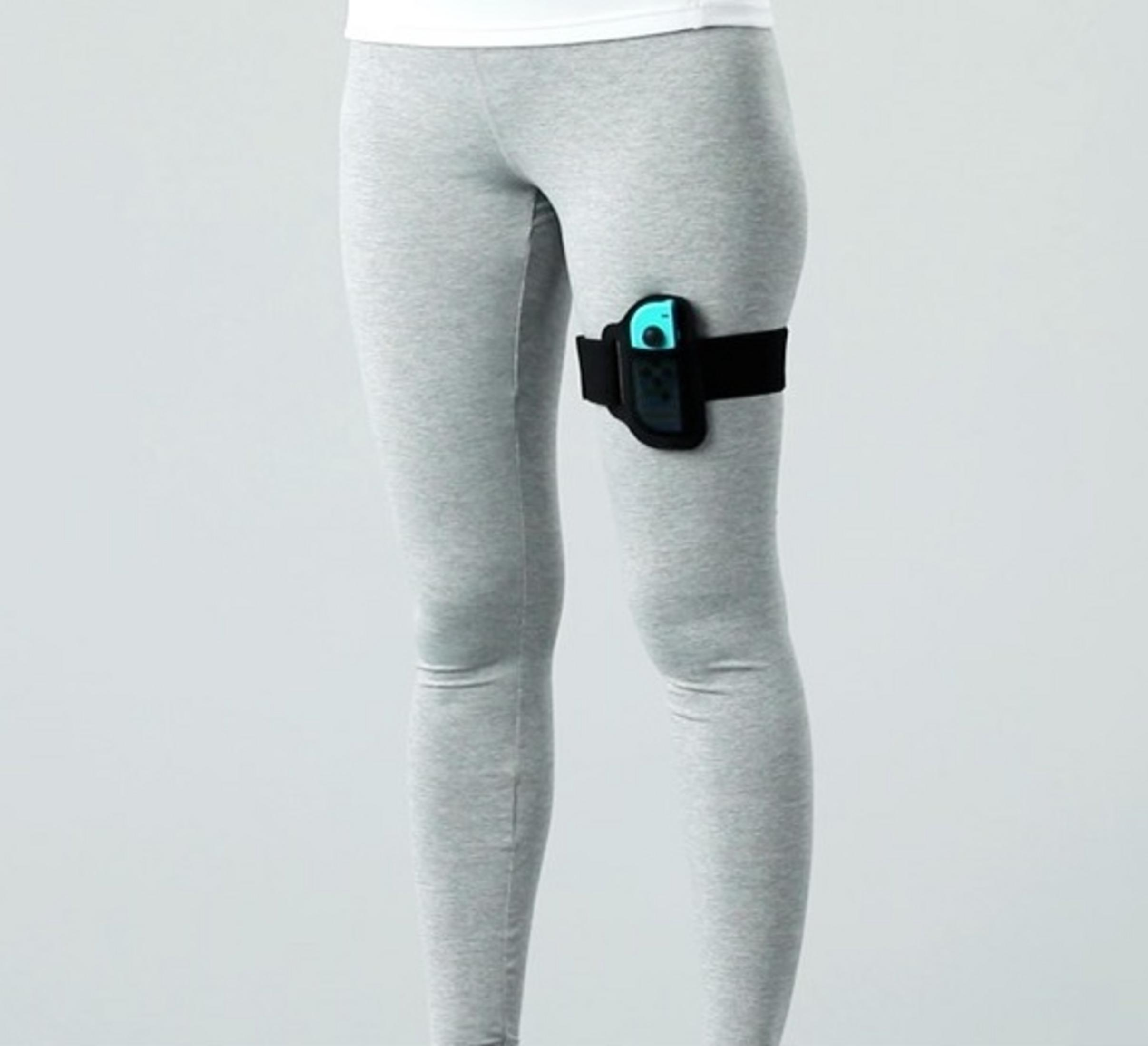 Leggings grigi con dispositivo blu sulla coscia.