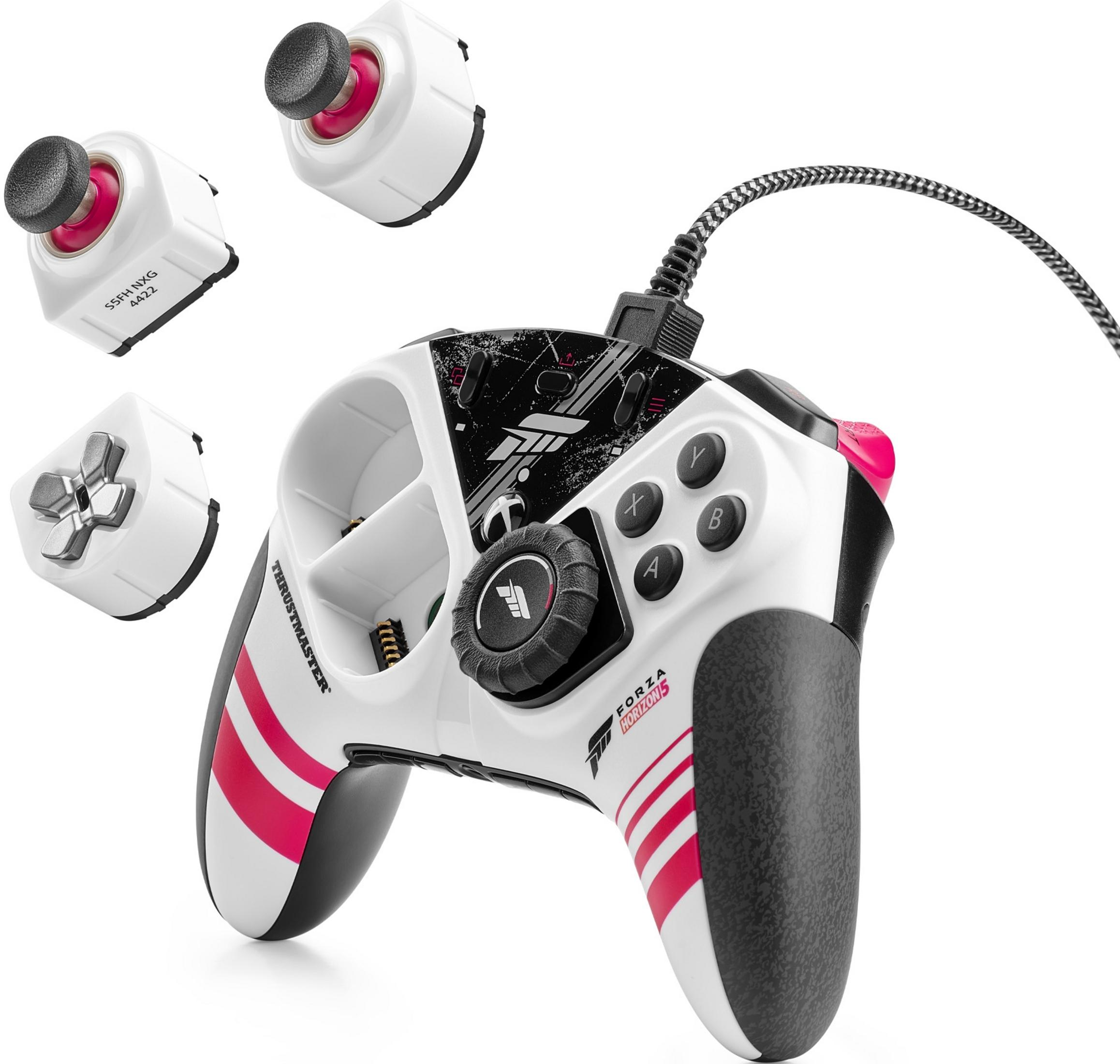 Un mando de juegos blanco con rayas rojas y tres módulos adicionales.