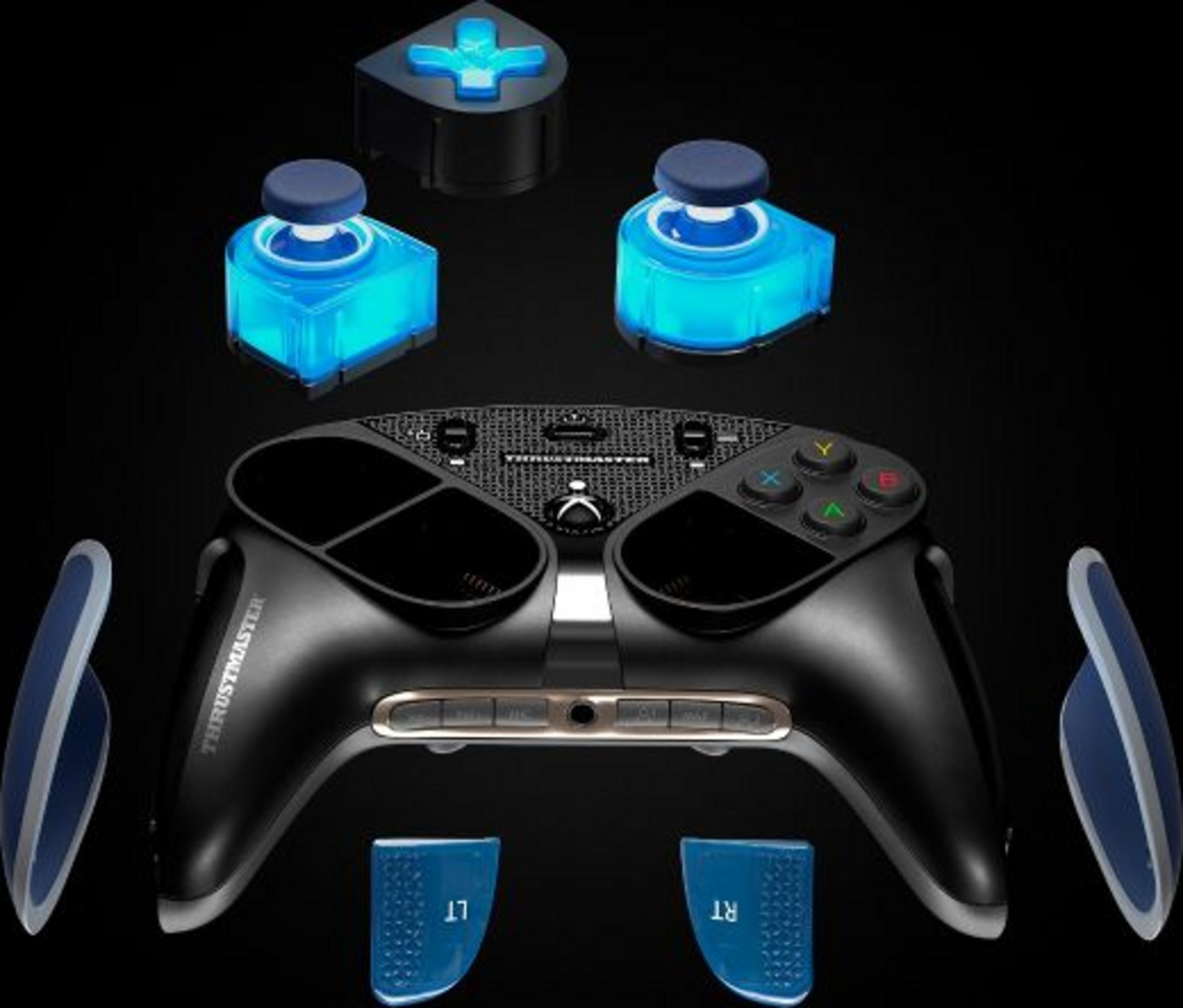 Un mando de juego negro con módulos y agarres azules luminosos.