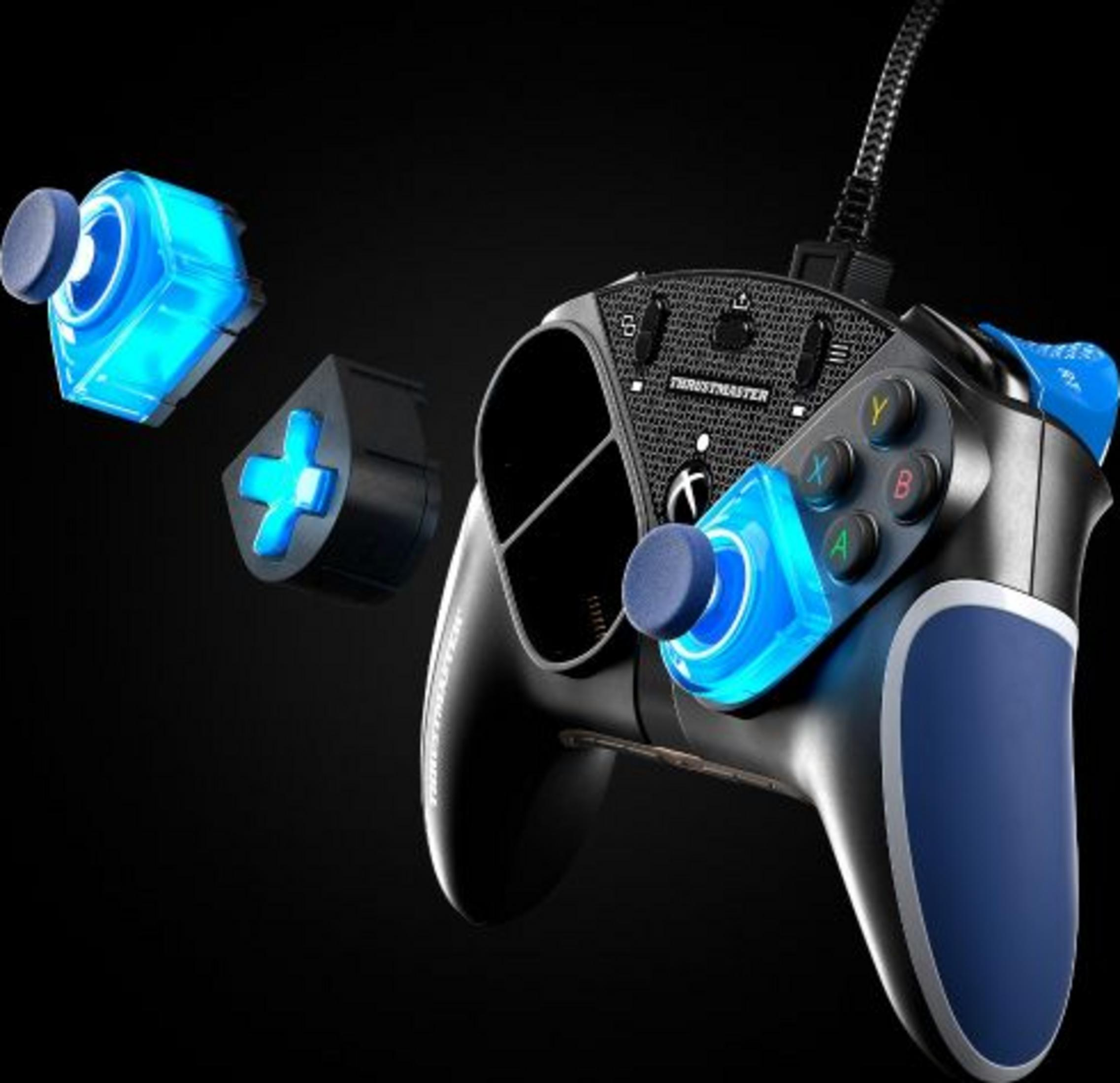 Un controlador negro con detalles azules y partes desmontables.
