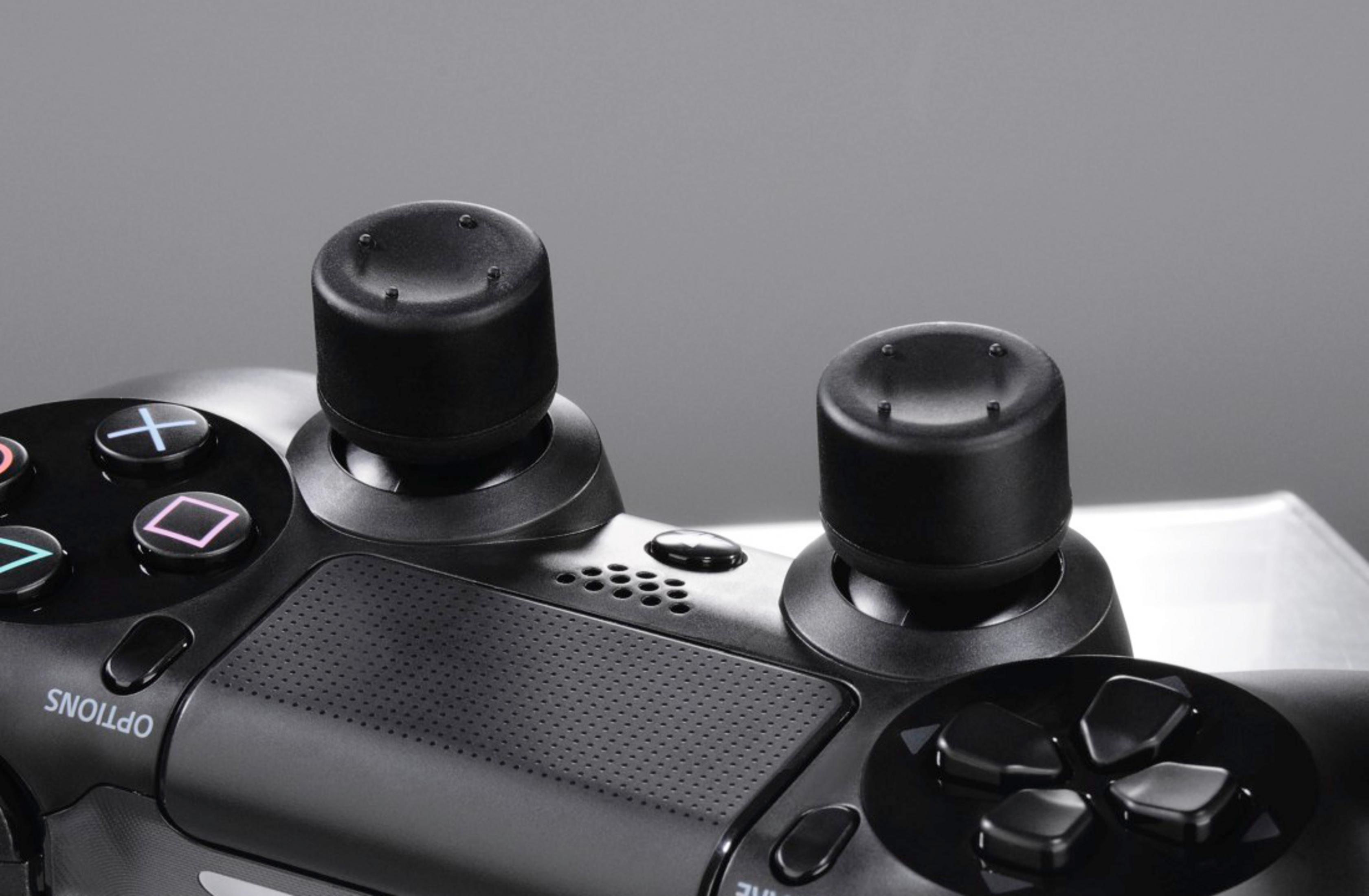 Zbliżenie czarnego kontrolera z dwoma analogowymi drążkami i przyciskami.