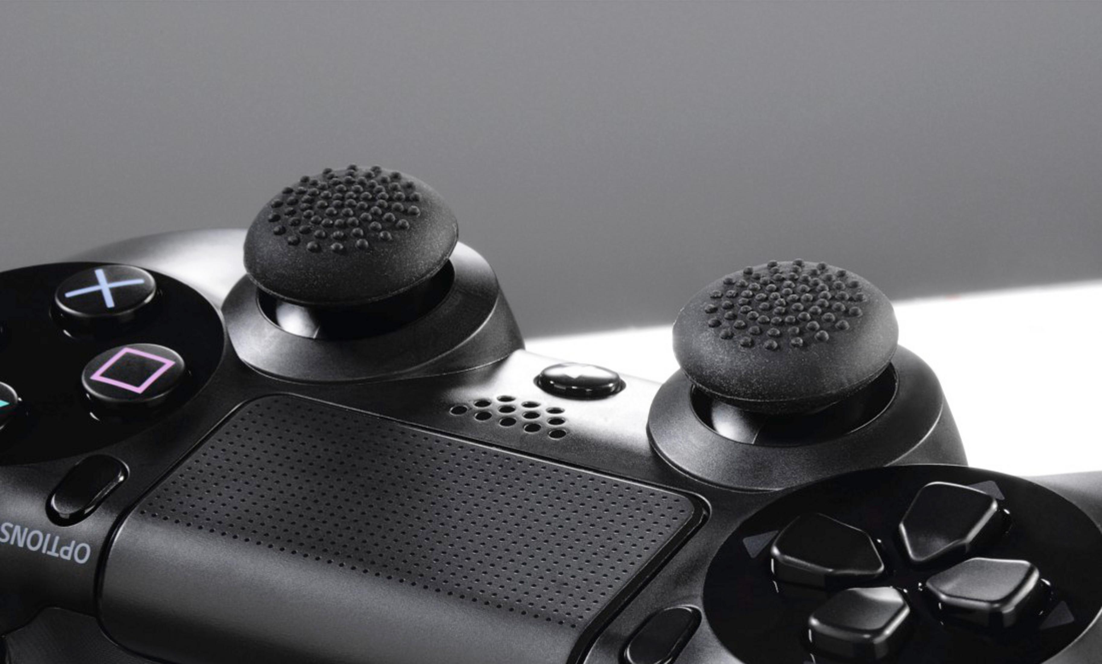 Zbliżenie czarnego kontrolera z dwoma gałkami i przyciskami.