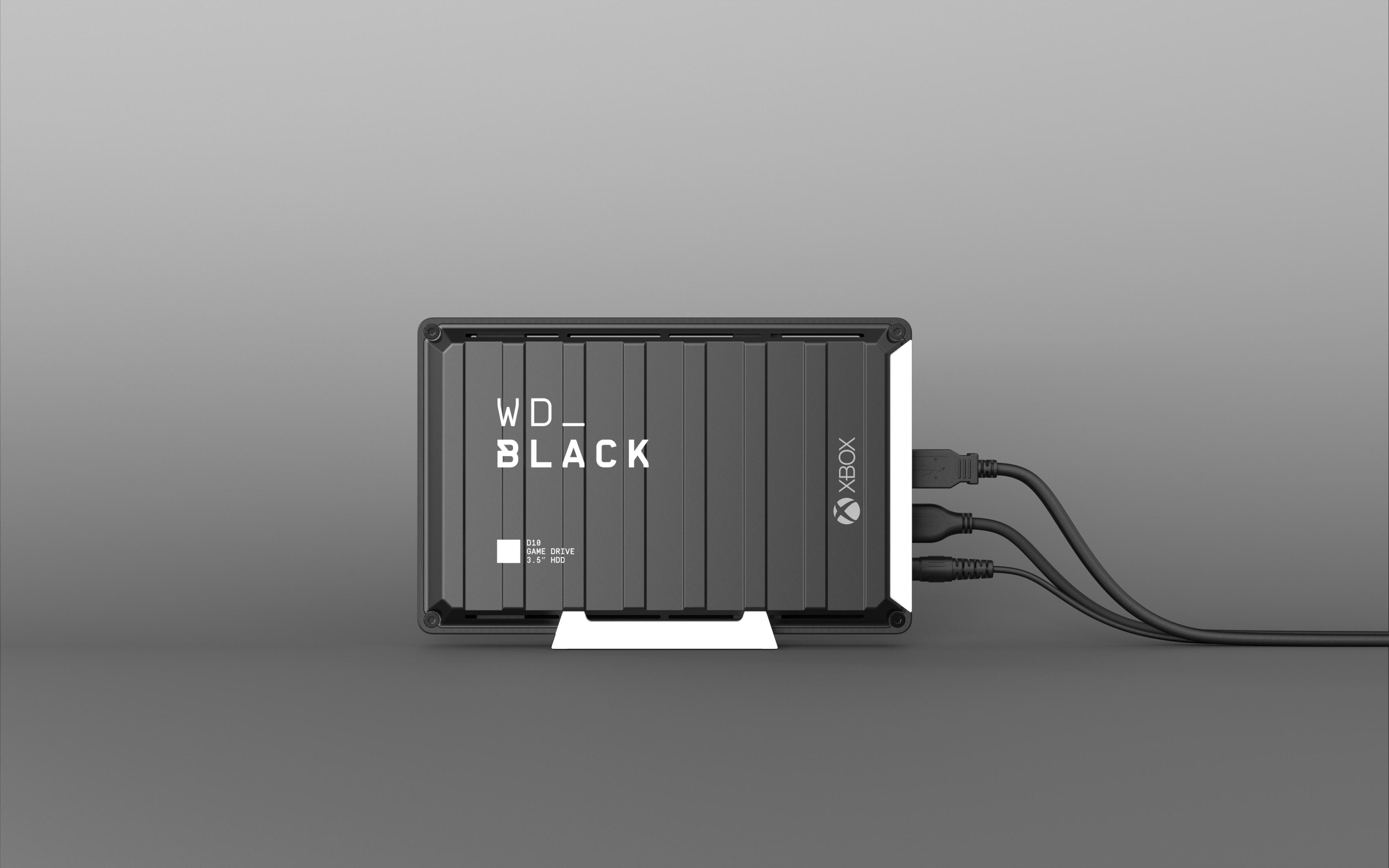 Czarny WD_BLACK Game Drive dla Xbox z kablami na szarym tle.