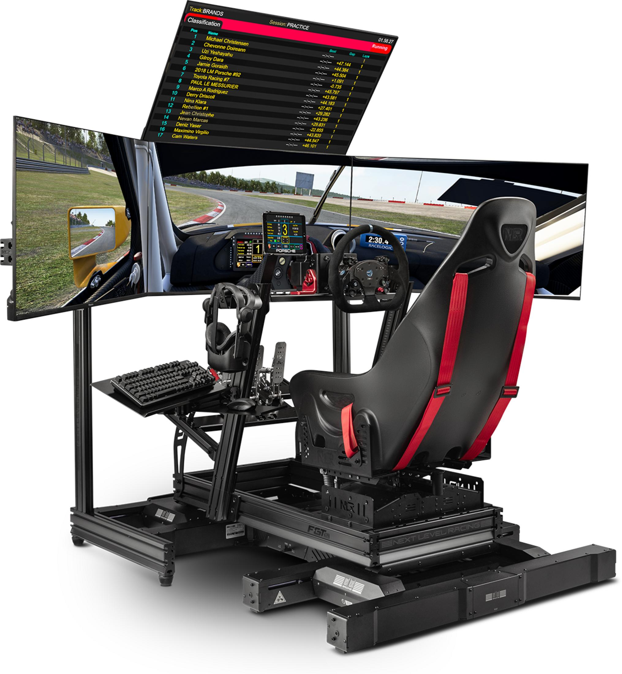 Ein Rennsimulator mit drei Bildschirmen, einem Sitz, Lenkrad und Pedalen.