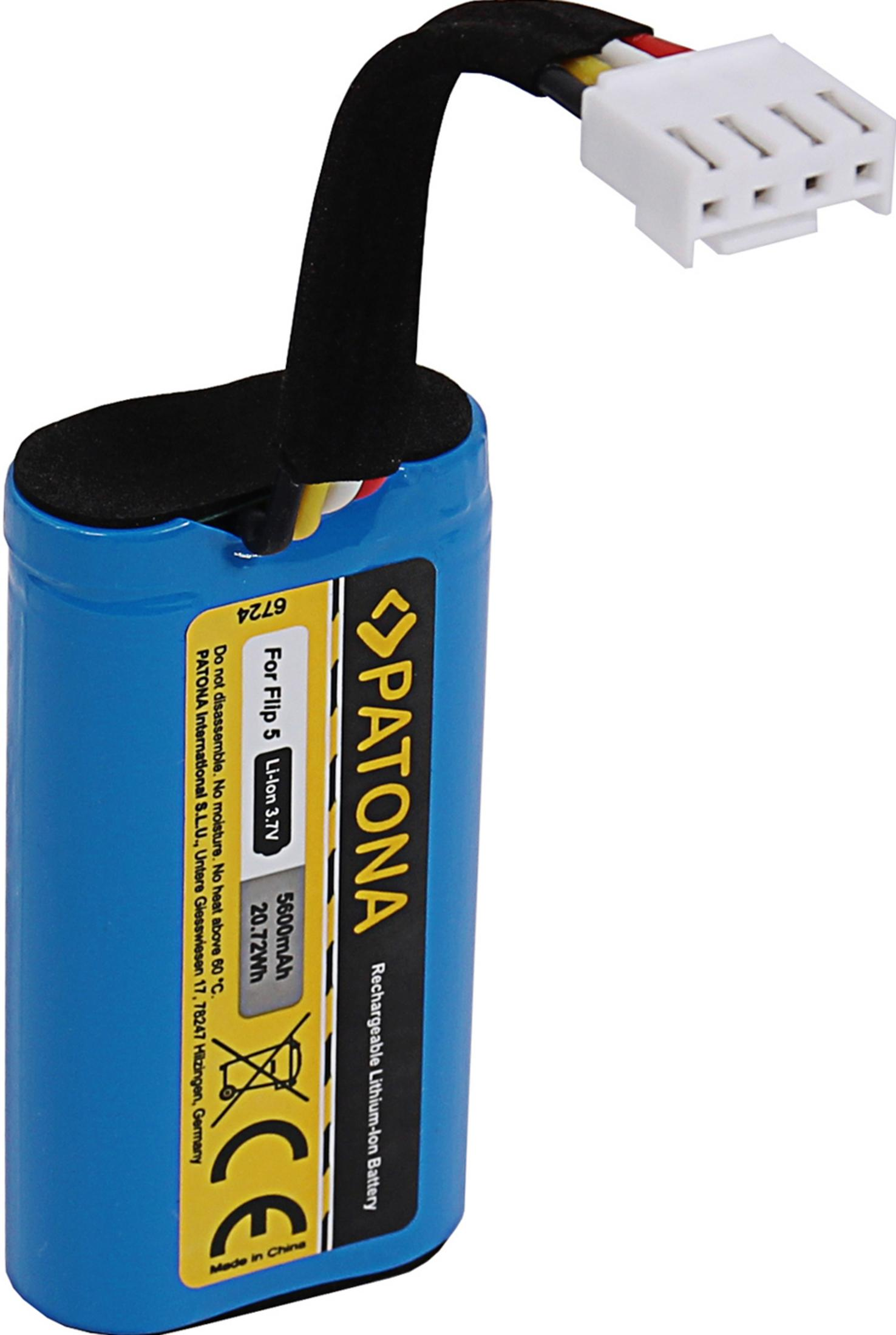 Blaue PATONA Lithium-Ionen-Batterie für Flip 5 mit schwarzem Kabel und weißem Stecker.