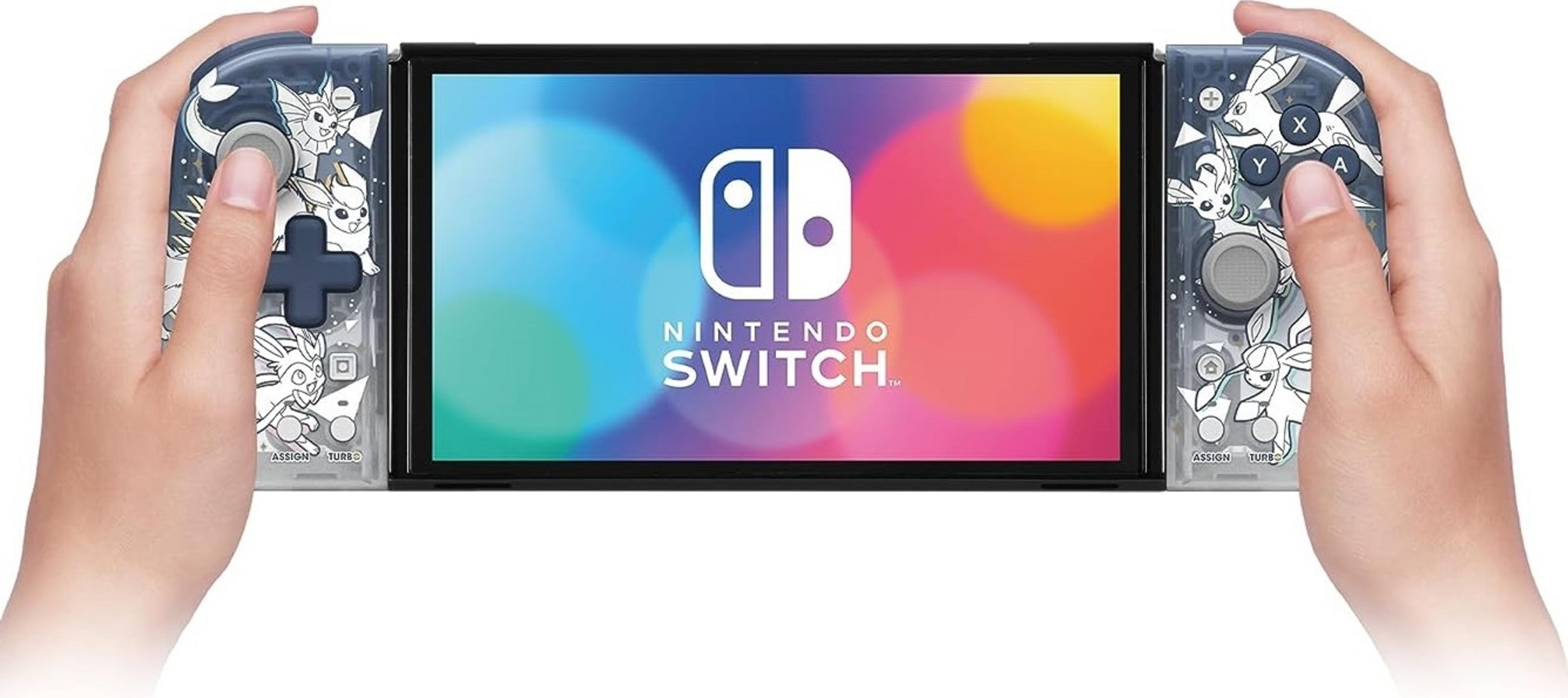 Nintendo Switch z motywami Pokémon, trzymana przez ręce.