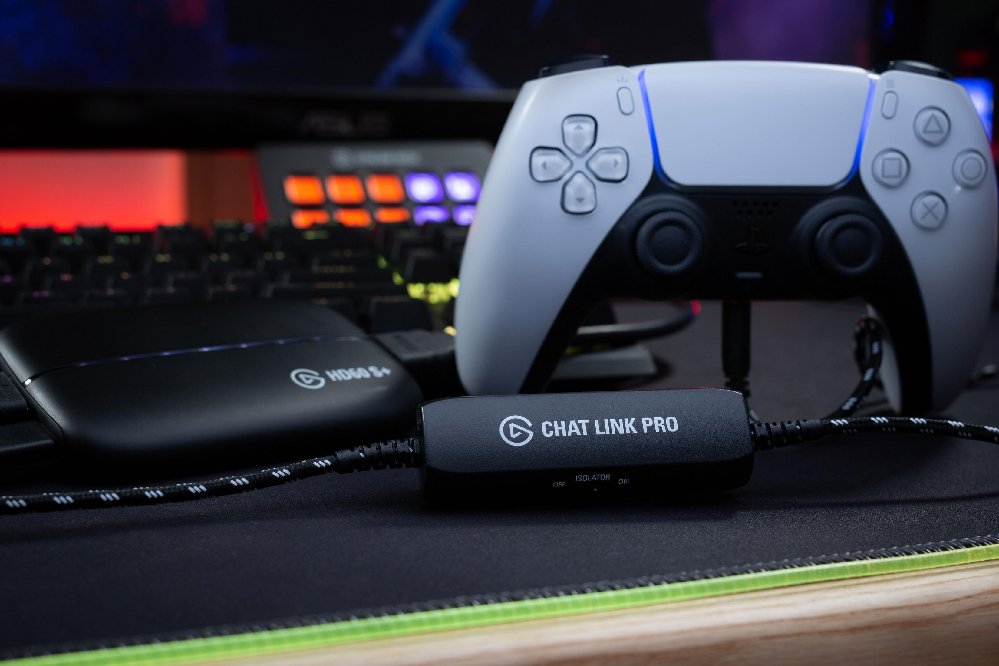 Un controller PlayStation bianco accanto a un dispositivo di cattura e Chat Link Pro.
