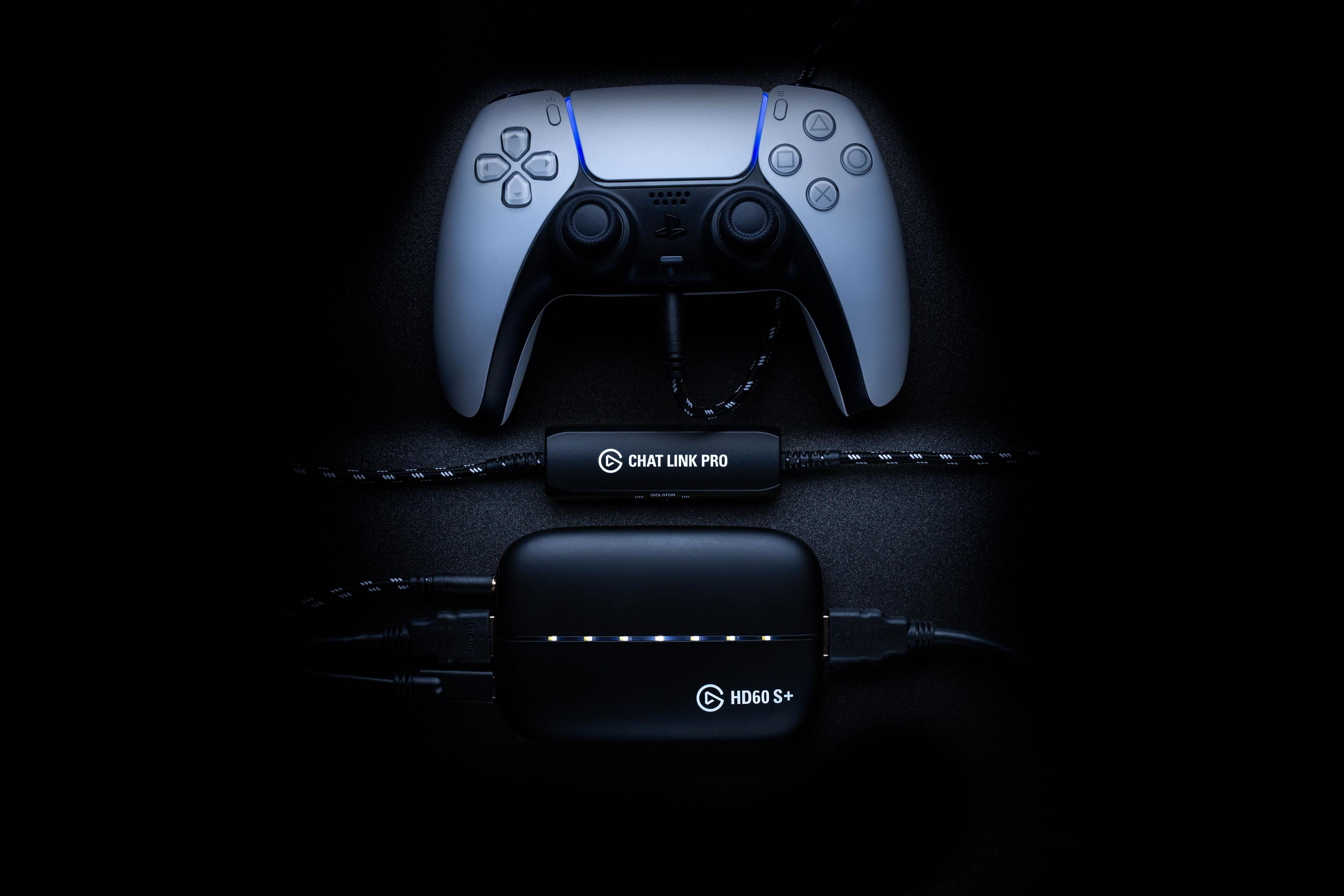 Un controller PS5 bianco con cavi e due dispositivi di acquisizione neri.