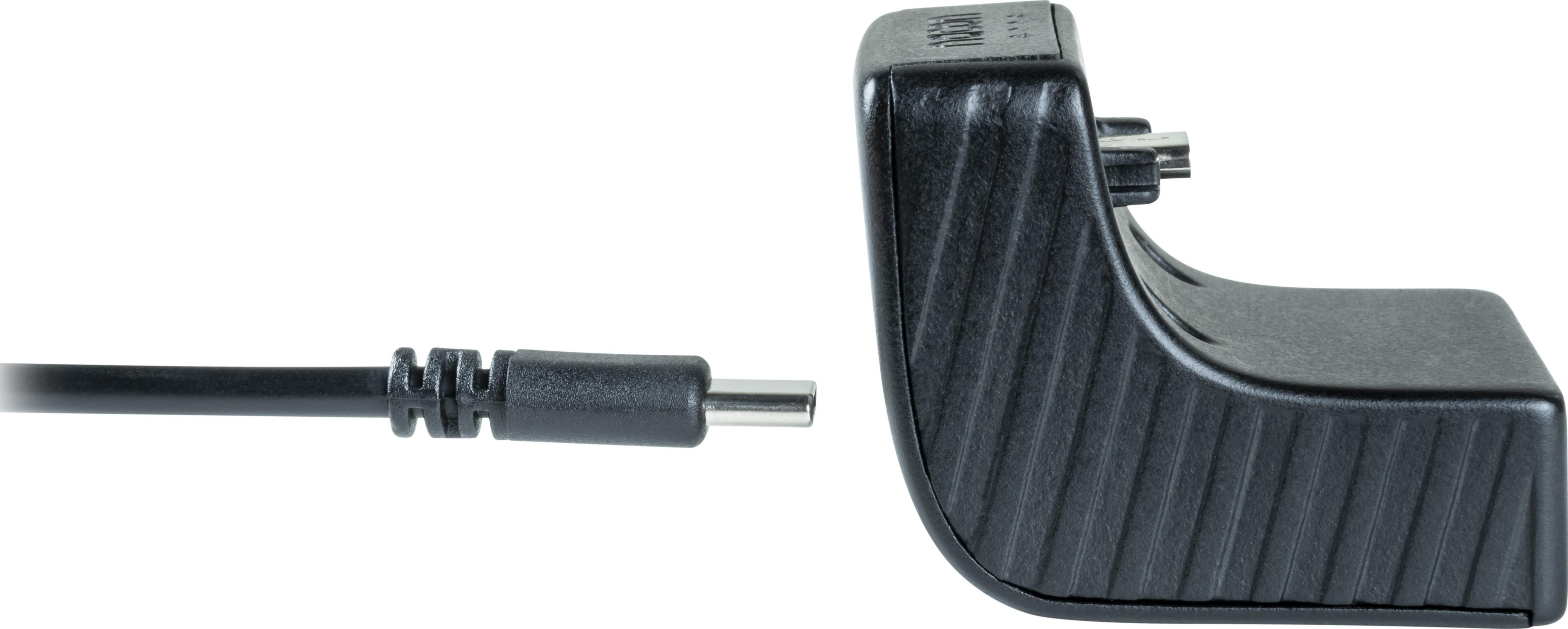 Czarny kabel z wtyczką zbliża się do czarnej stacji ładującej.