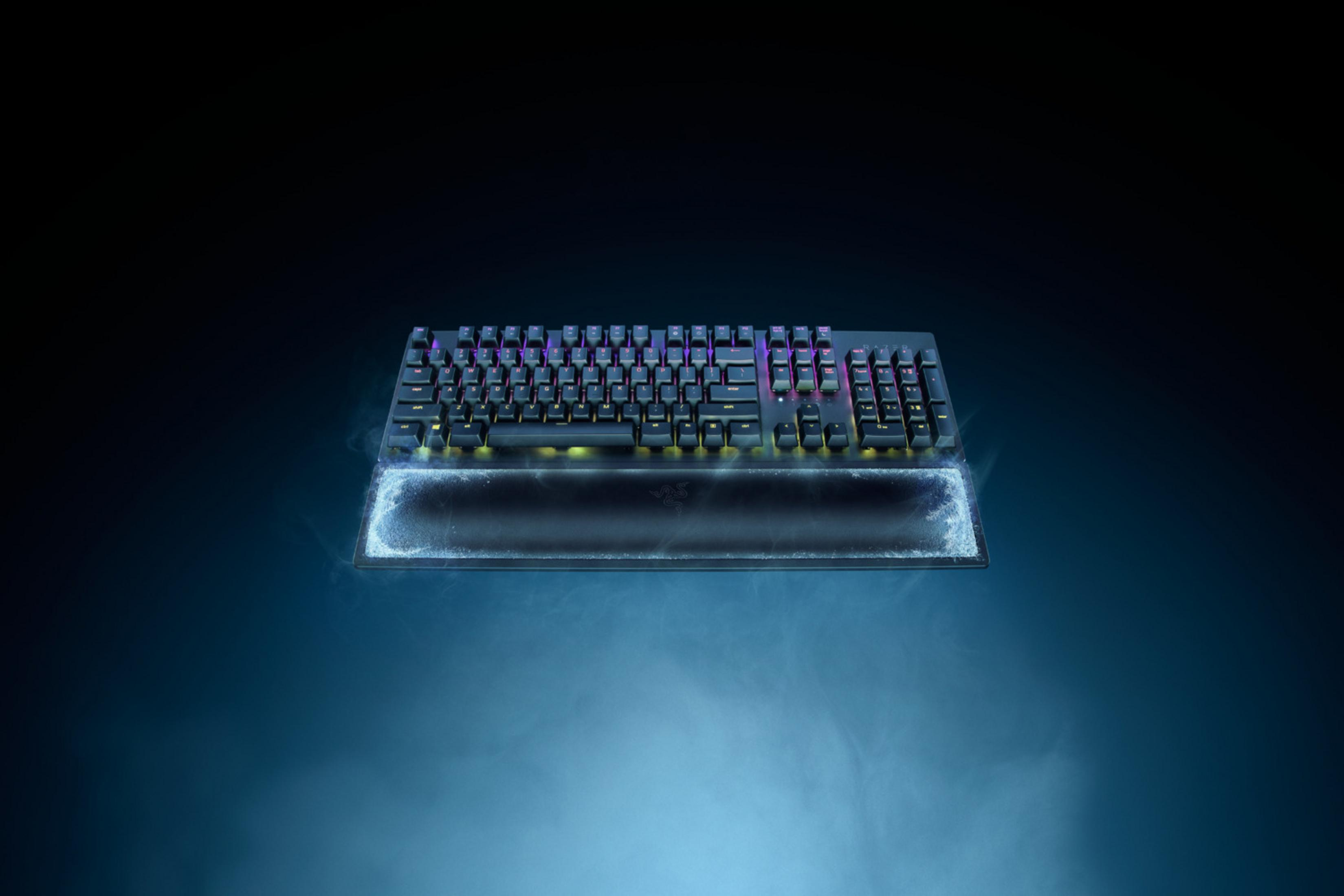 Un clavier noir avec éclairage RVB et repose-poignet glacé.