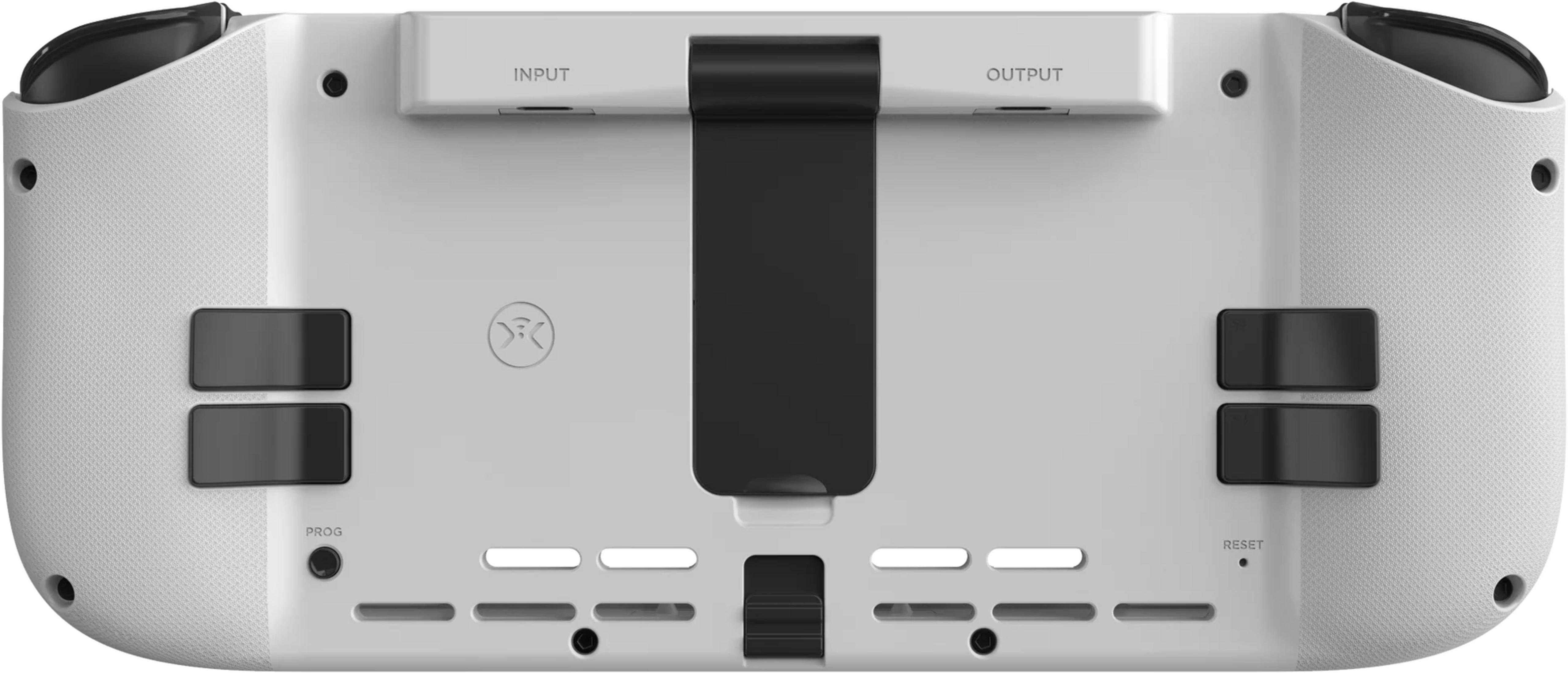 Weiße Rückseite eines Controllers mit schwarzen Knöpfen, Eingangs-/Ausgangsanschluss.