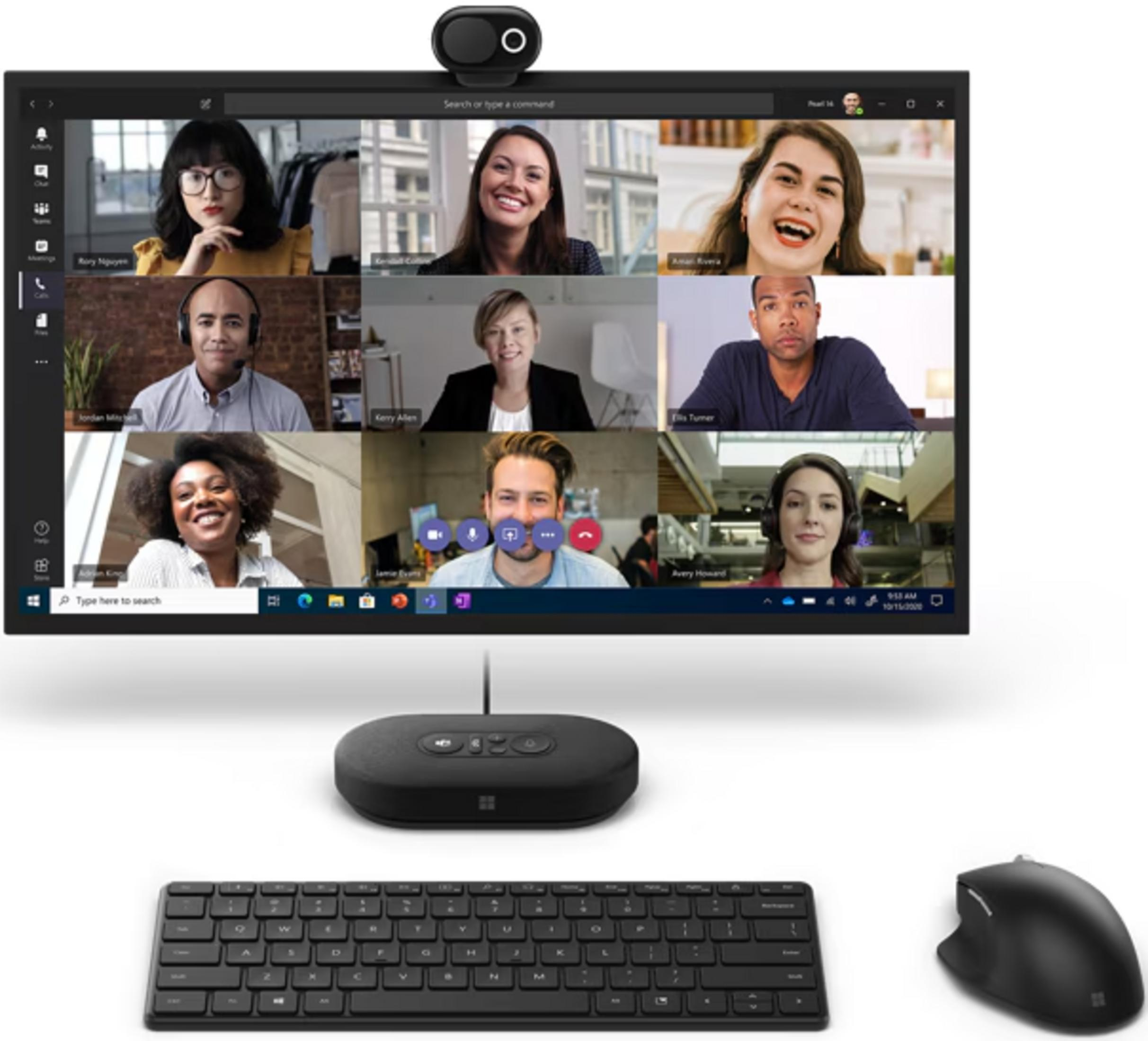 Ekran wideokonferencji z ośmioma uczestnikami, klawiaturą, myszą i jednostką konferencyjną.