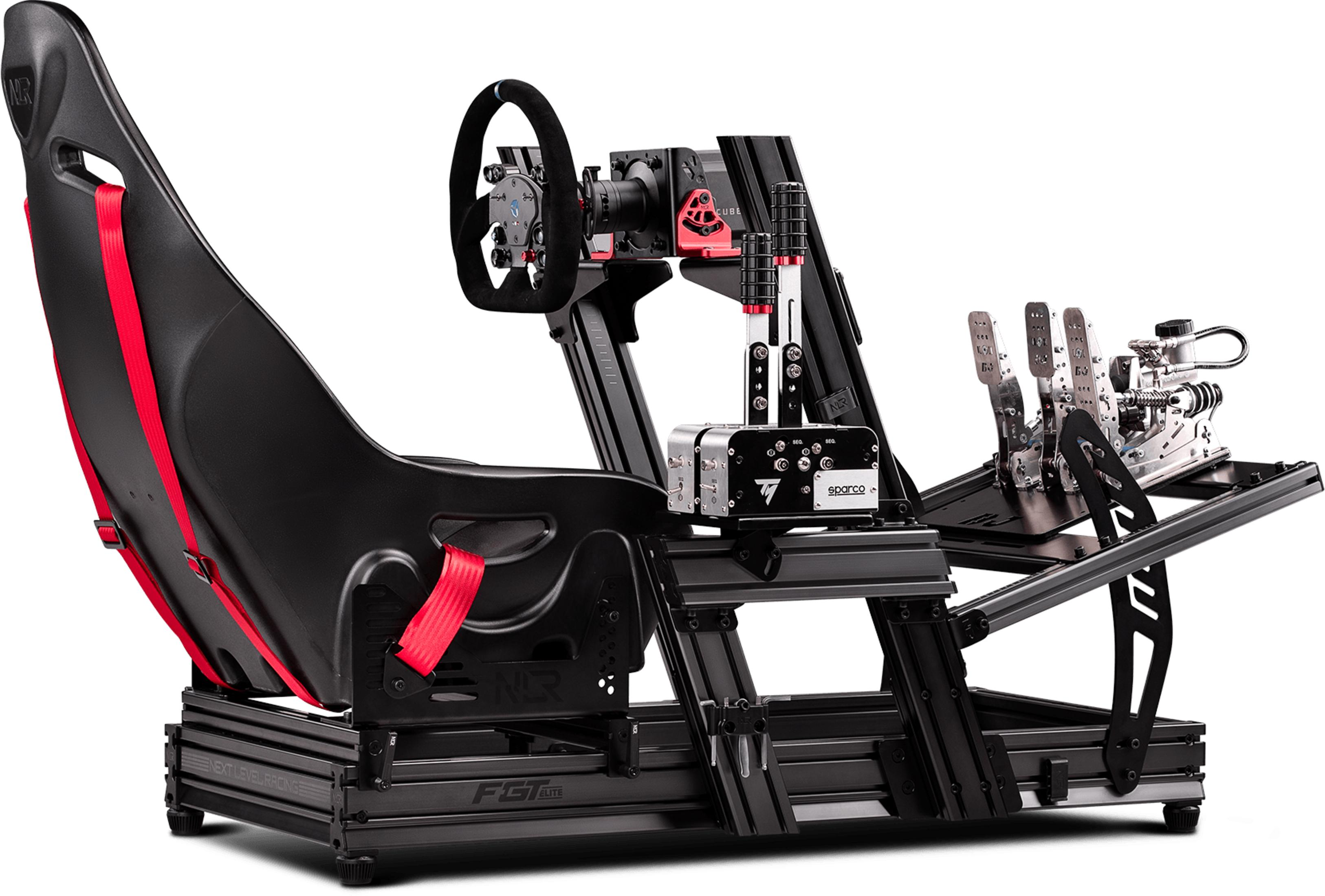 Un simulador de carreras negro con asiento, volante y pedales rojos.