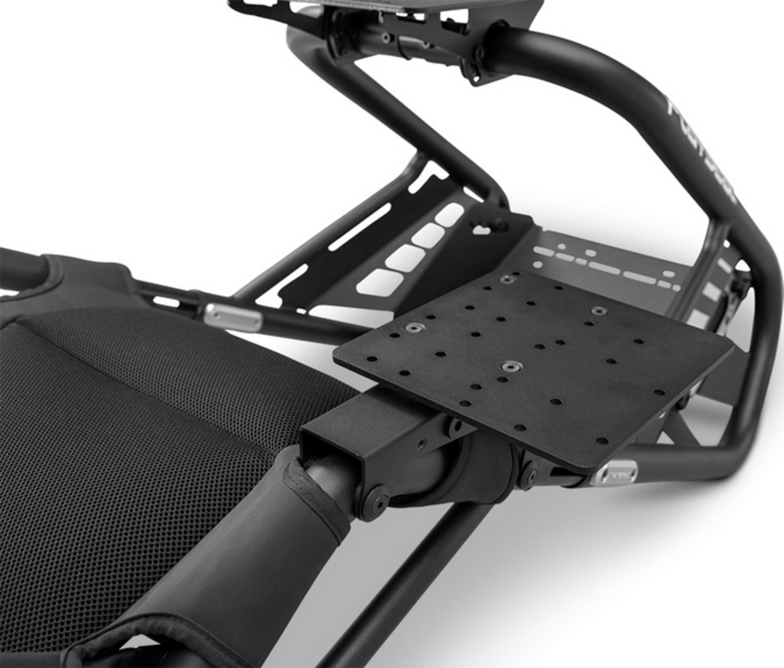 Posto di guida da corsa nero verniciato con sedile e supporto regolabile.
