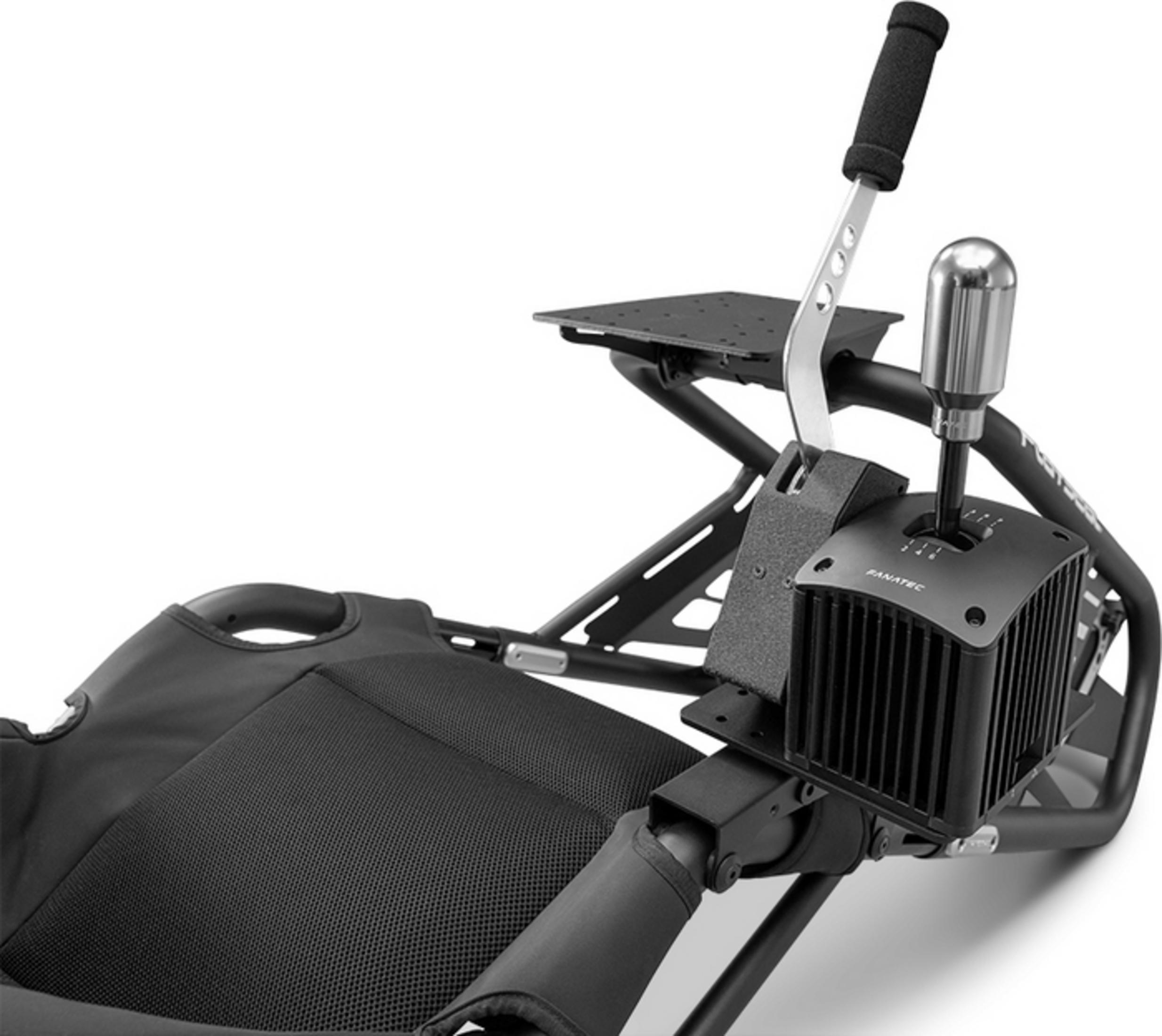 Un cambio da gioco di corse con impugnatura nera su un sedile nero.
