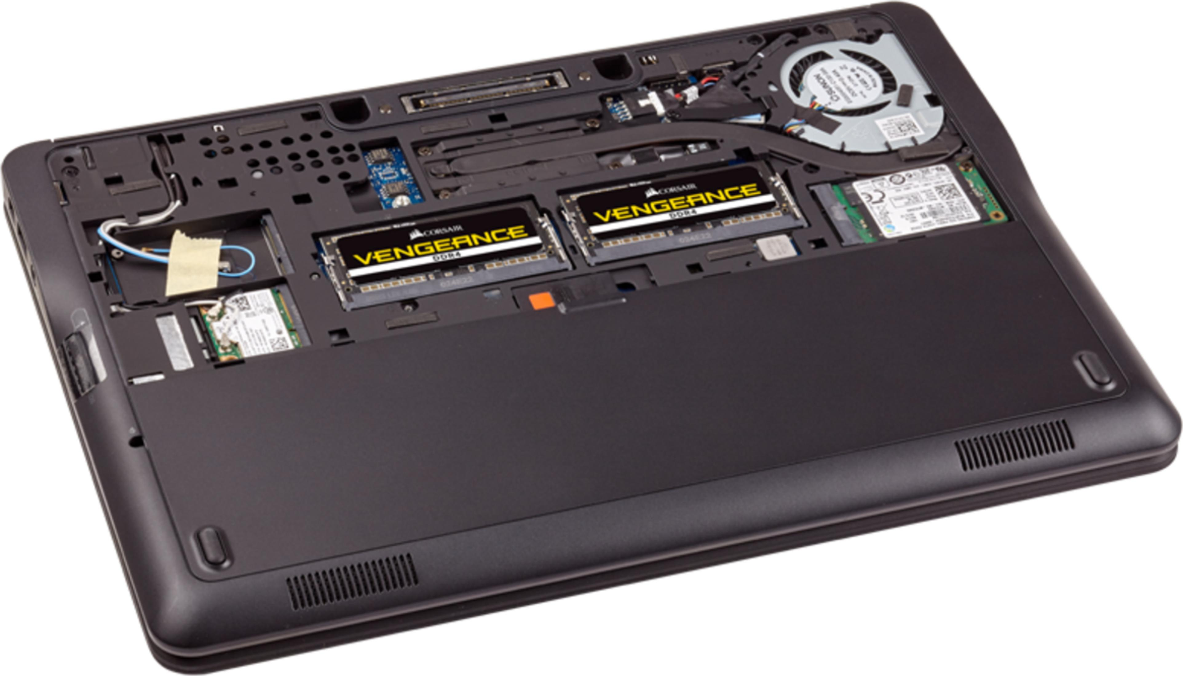 Wnętrze laptopa z wentylatorem, modułami RAM i dyskami.