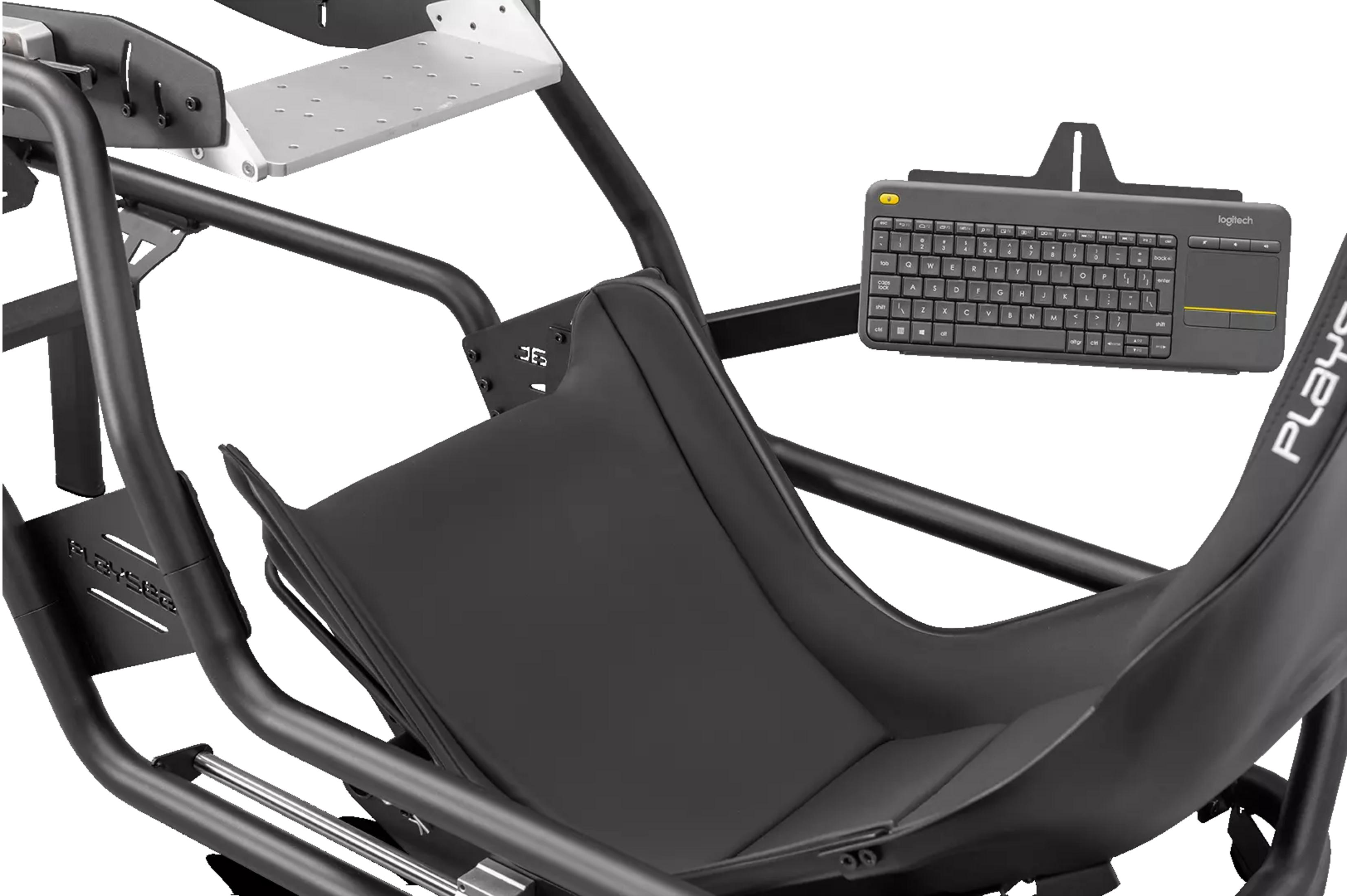 Sedia da corsa nera con vassoio argentato e tastiera Logitech.