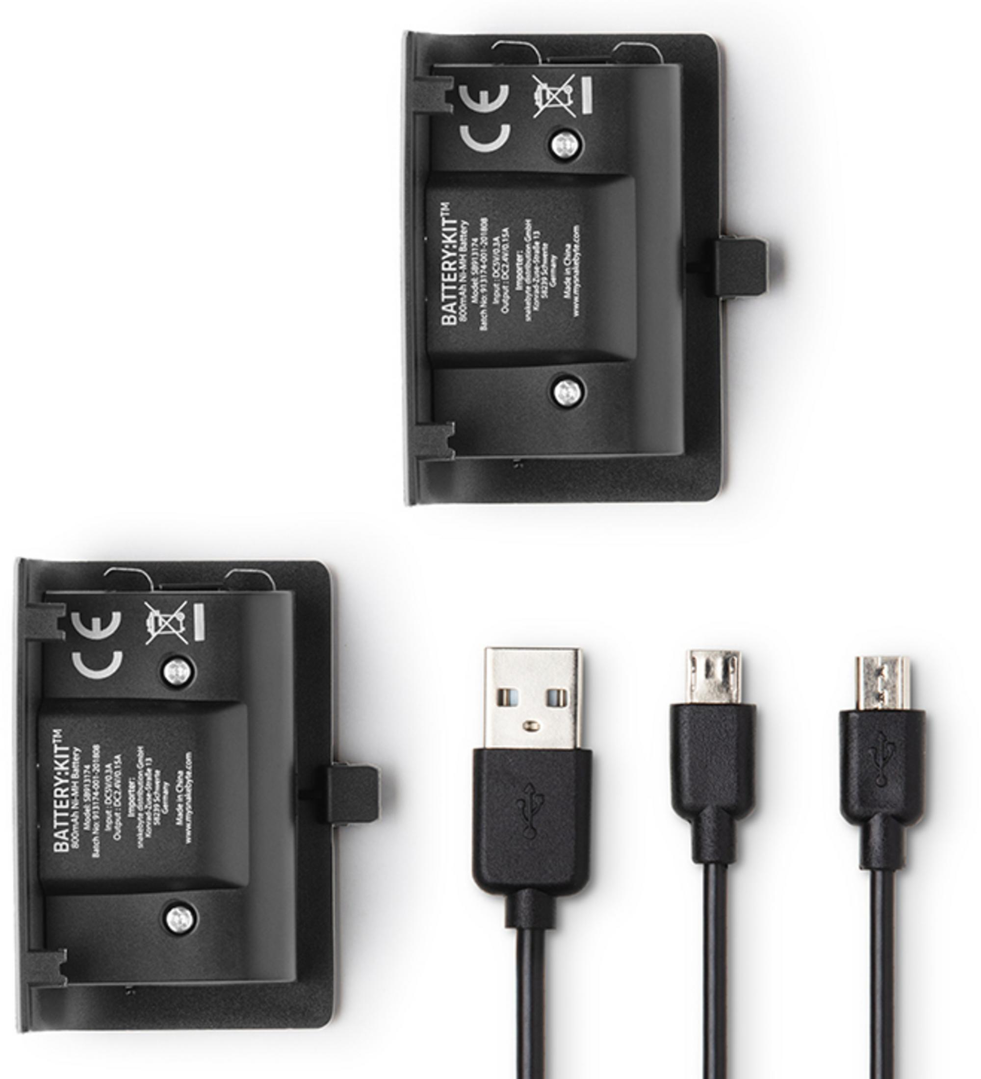 Dwa etui na baterie i trzy kable USB na białym tle.